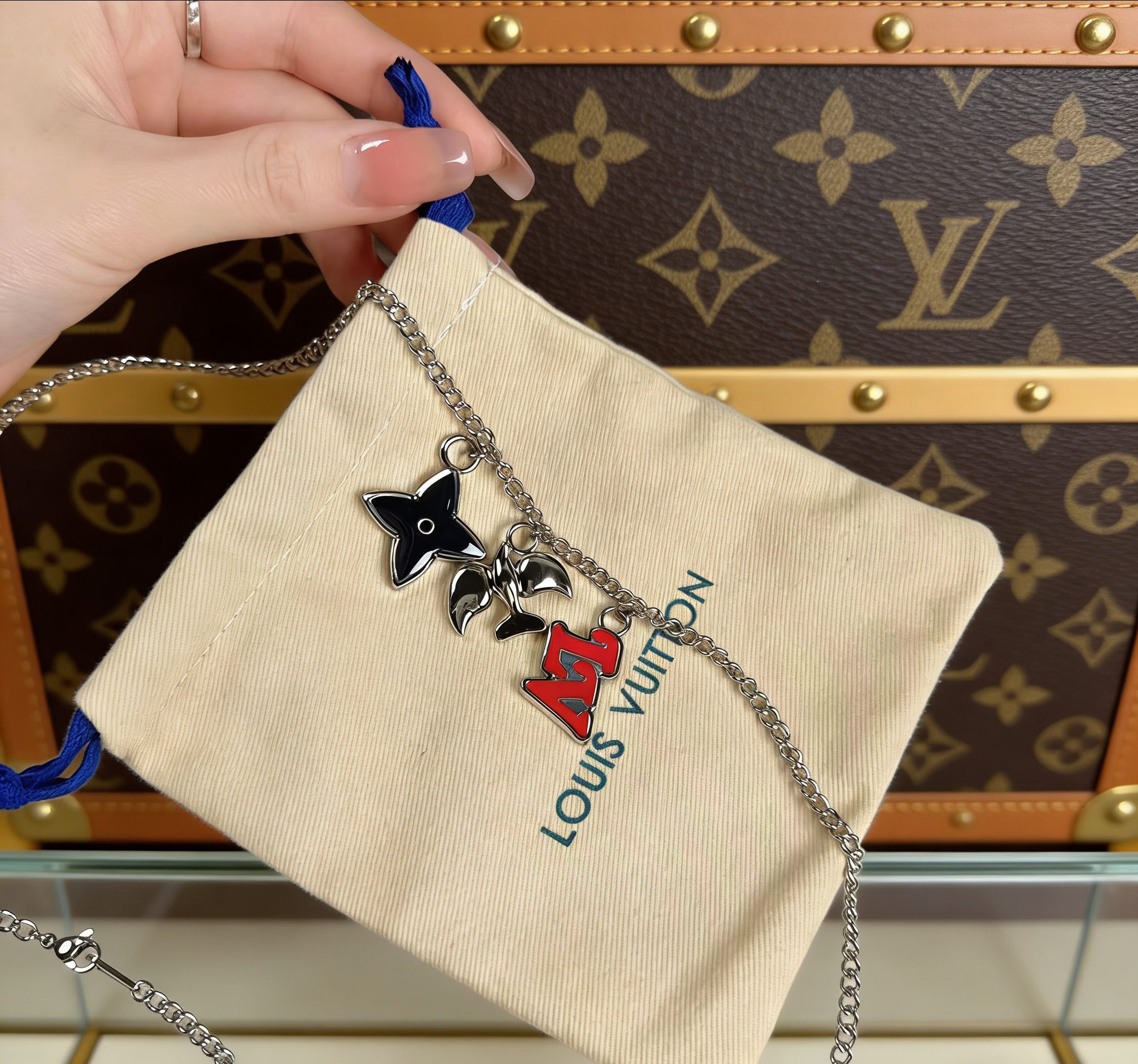 Louis Vuitton 驴家1V Dove 项链以自由精神解读品牌元素