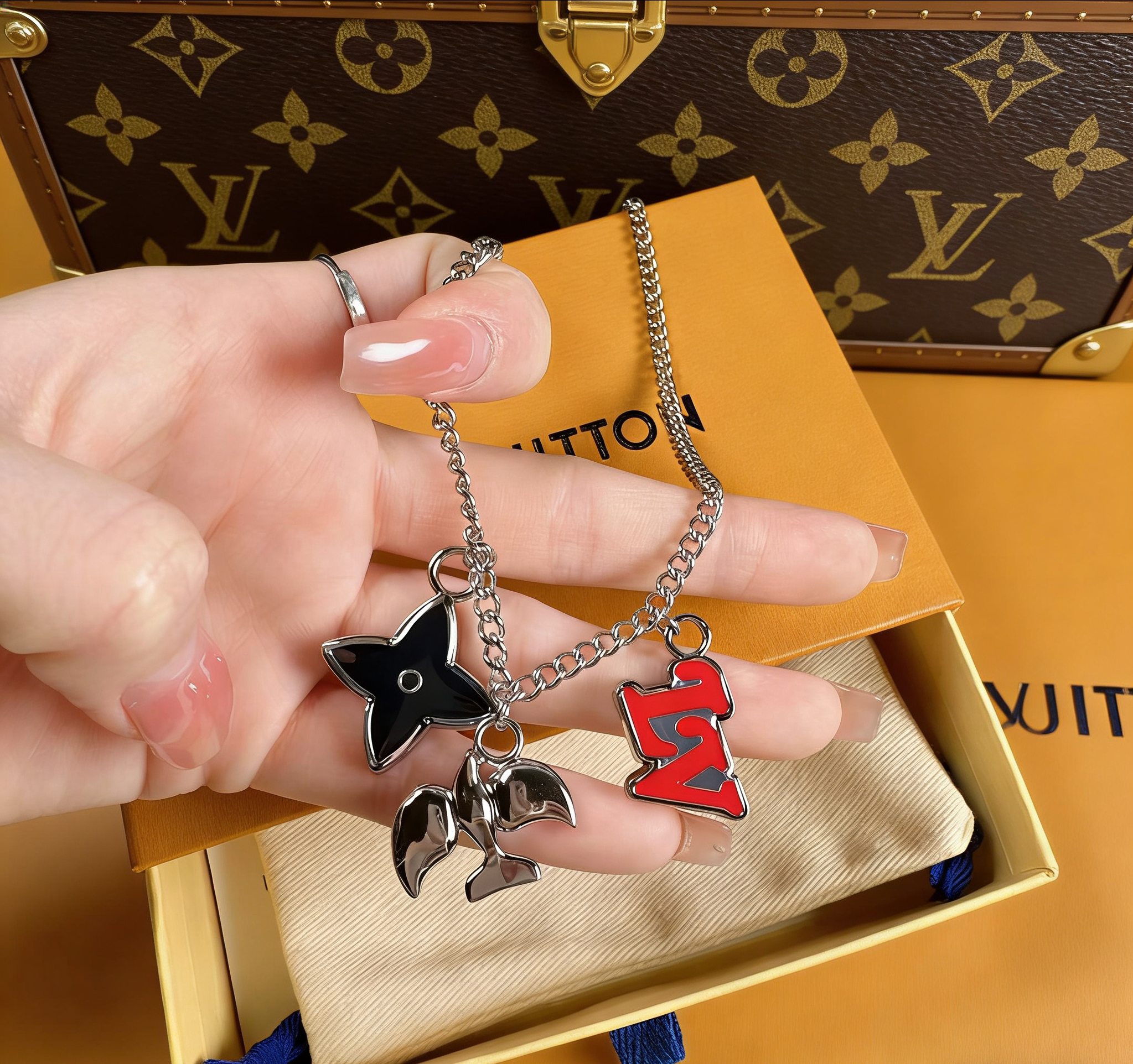 Louis Vuitton 驴家1V Dove 项链以自由精神解读品牌元素