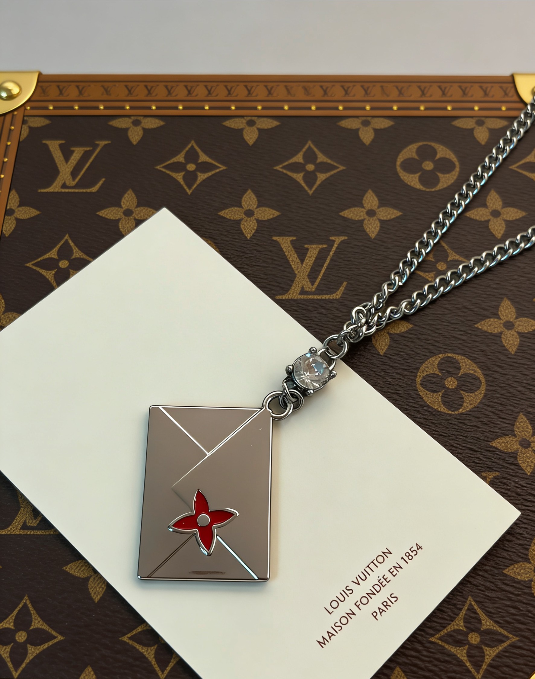 Louis Vuitton 1V银色信封珐琅花卉吊坠项链