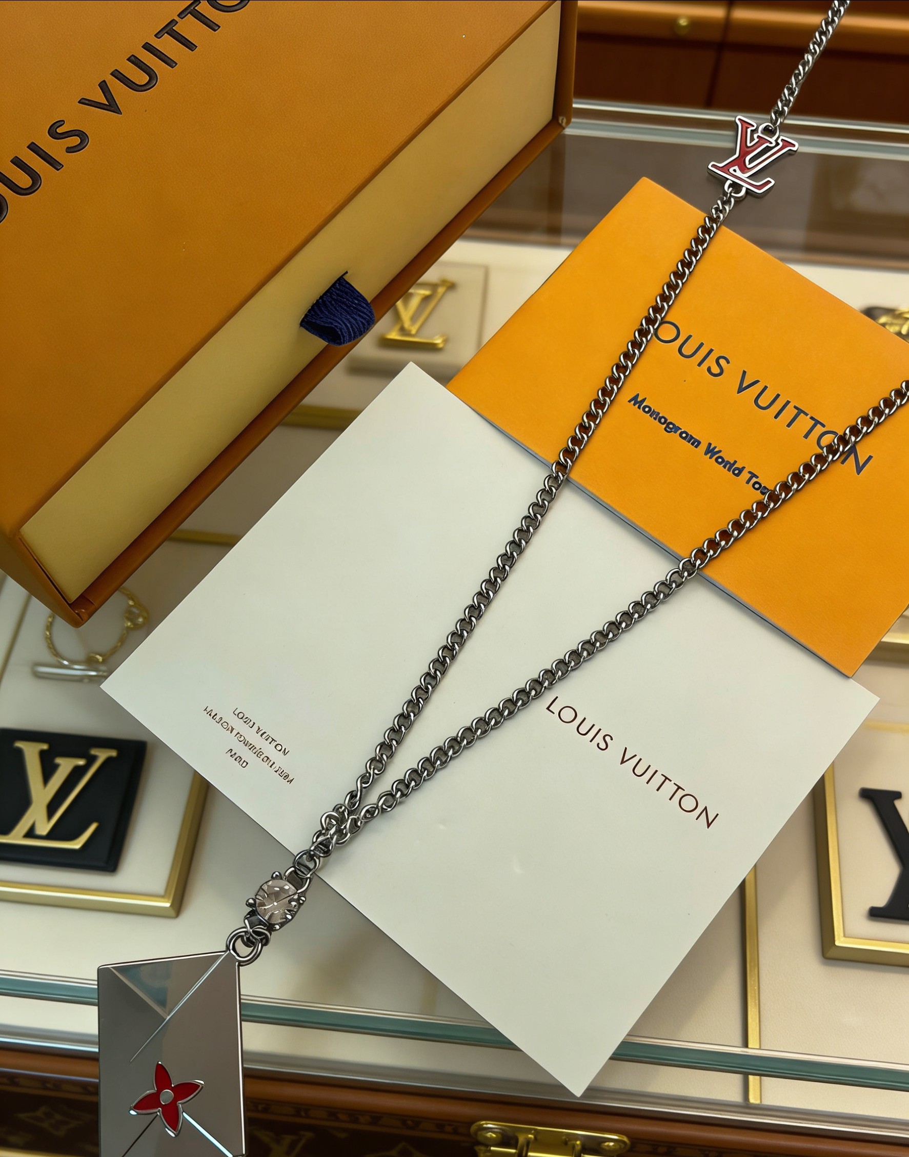 Louis Vuitton 1V银色信封珐琅花卉吊坠项链