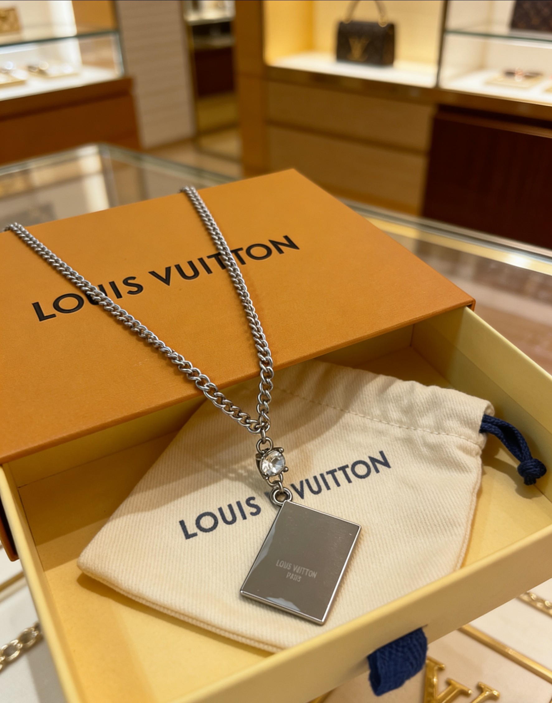 Louis Vuitton 1V银色信封珐琅花卉吊坠项链