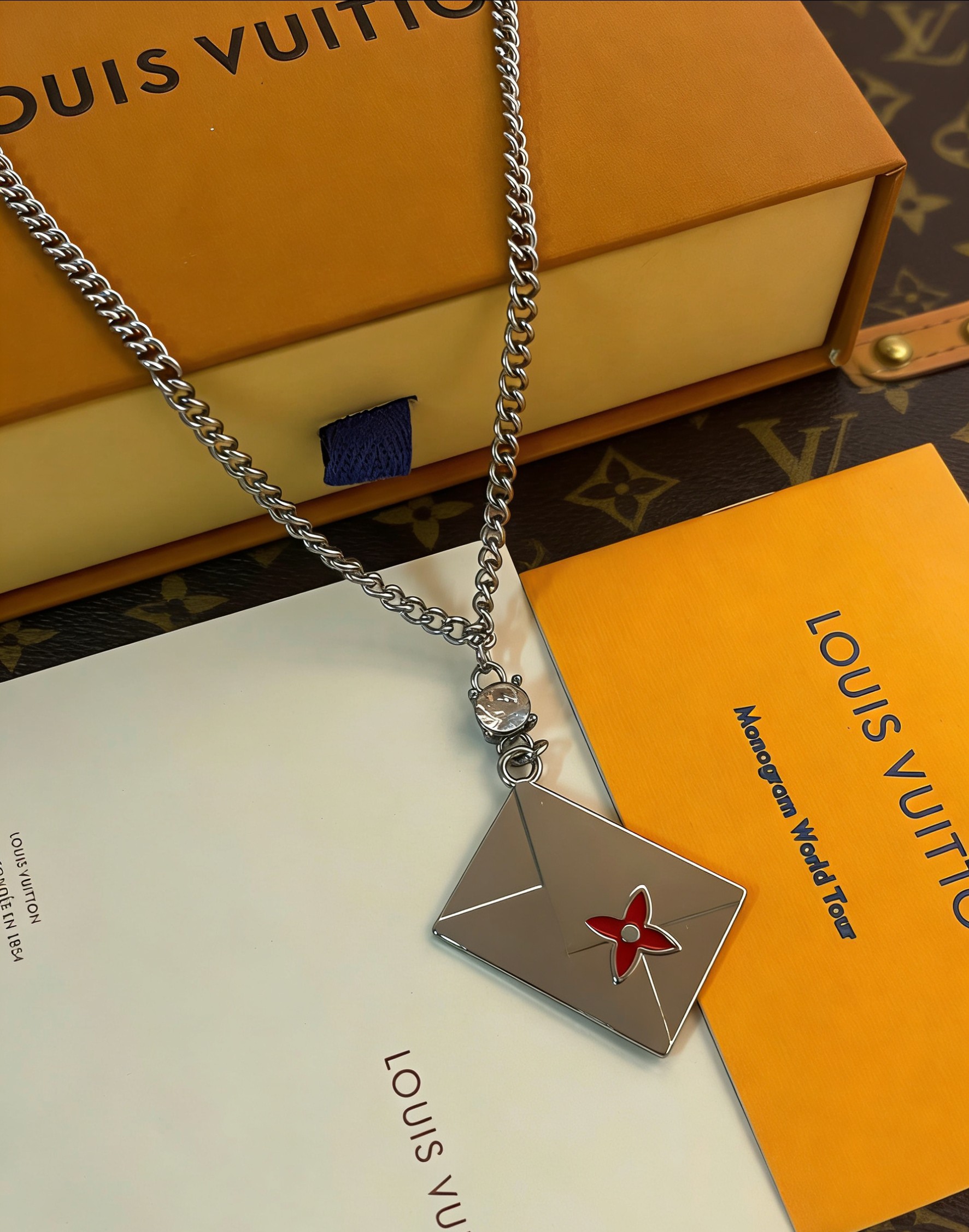 Louis Vuitton 1V银色信封珐琅花卉吊坠项链