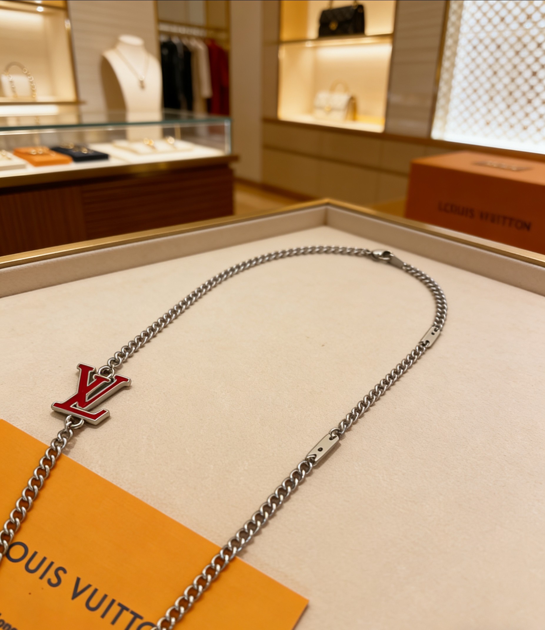 Louis Vuitton 1V银色信封珐琅花卉吊坠项链