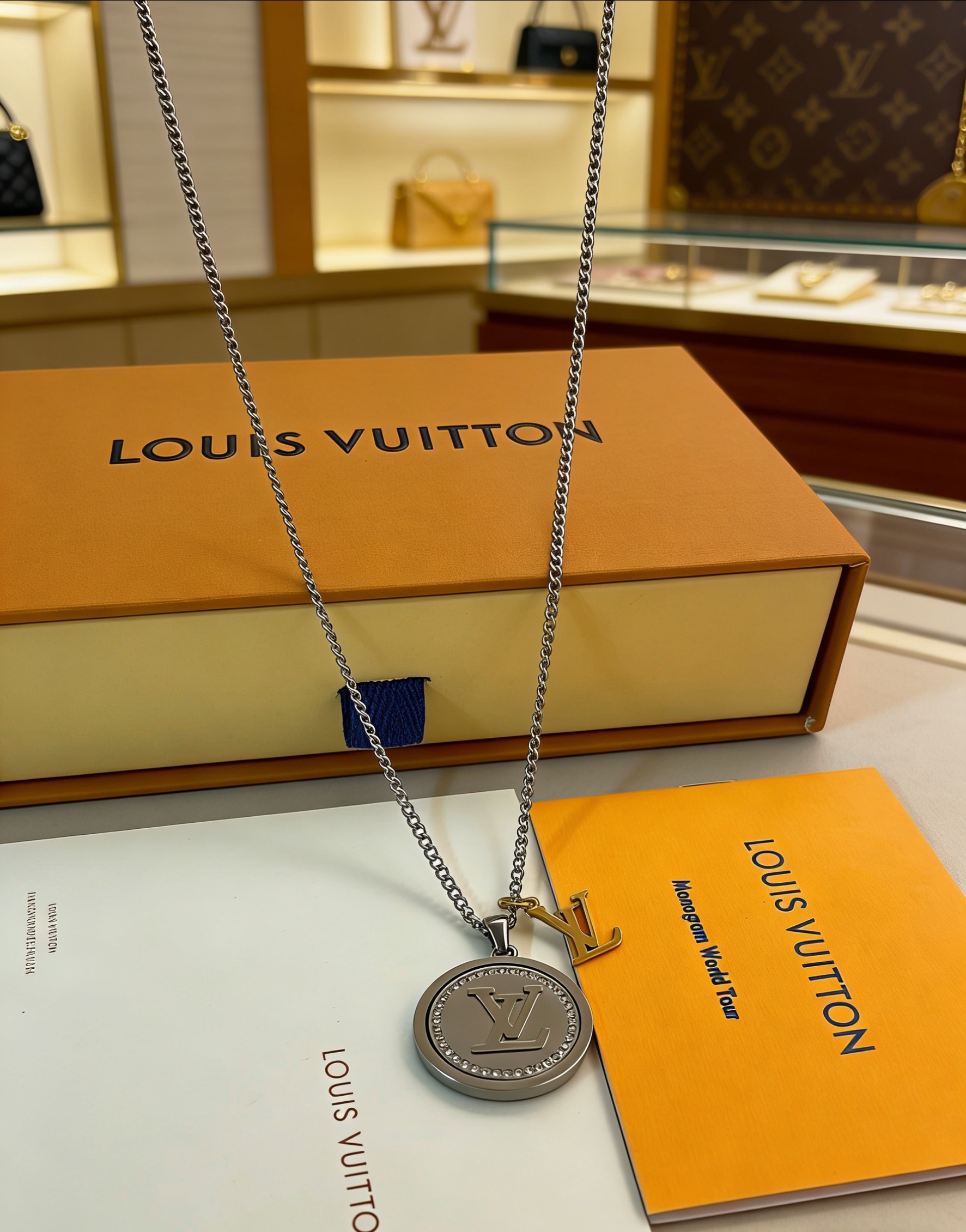 Louis Vuitton 驴家新款1V Catch 旋转圆牌项链 80184