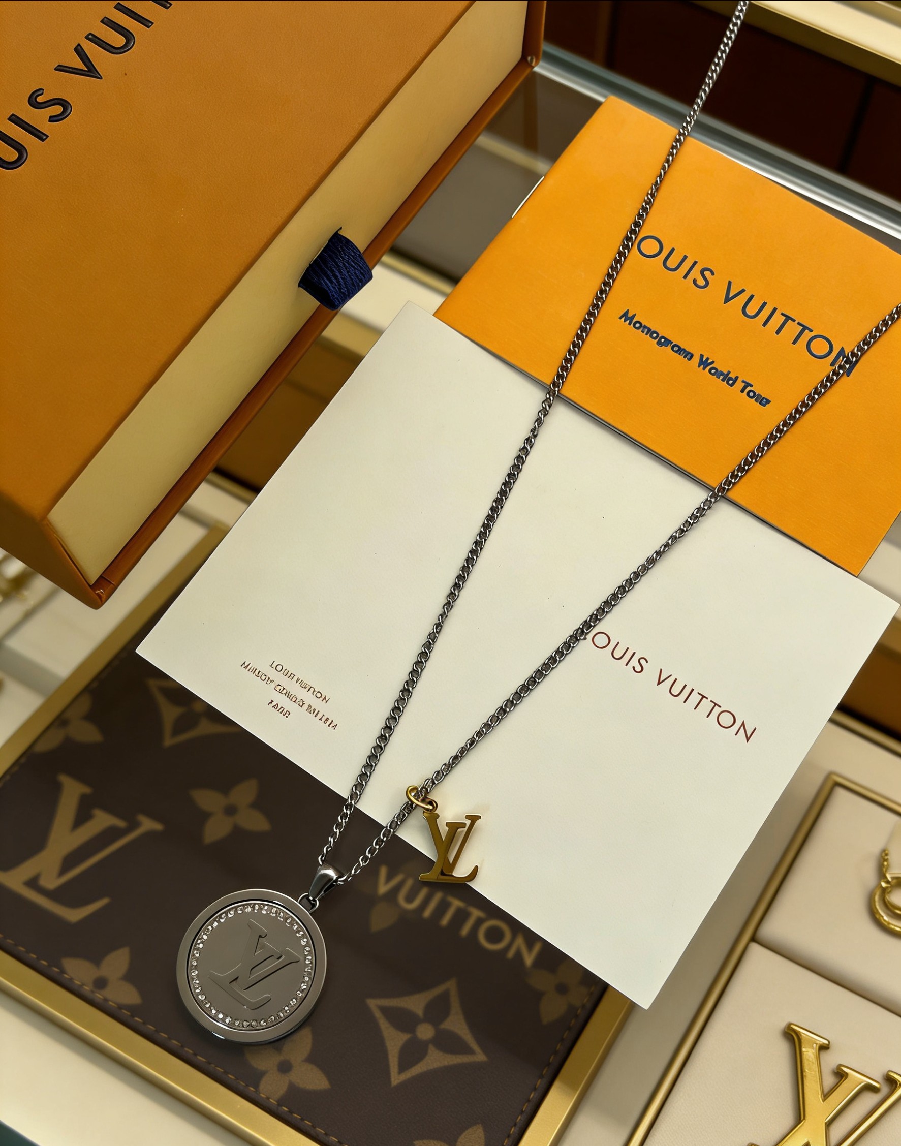 Louis Vuitton 驴家新款1V Catch 旋转圆牌项链 80184