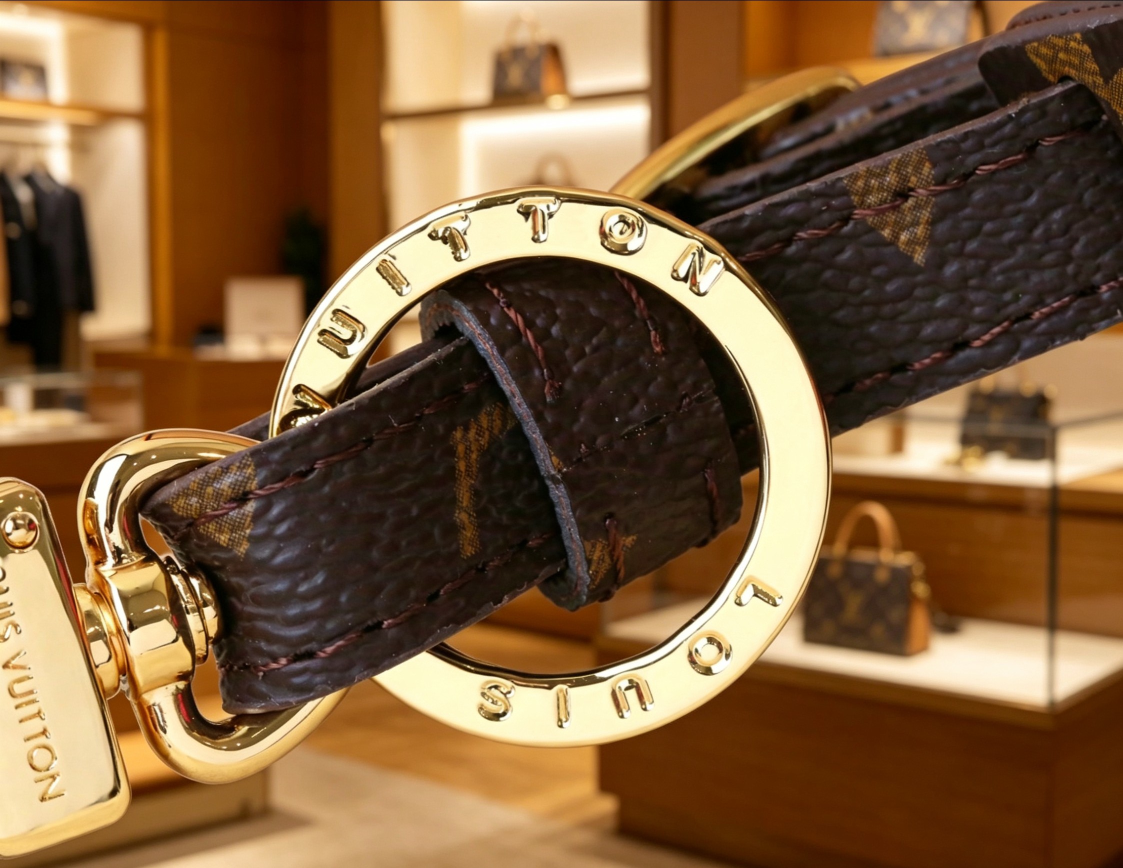 Louis Vuitton Monogram老花邂逅童趣太阳花 以标志性硬箱为灵感 将品牌百年工艺融于方寸之间