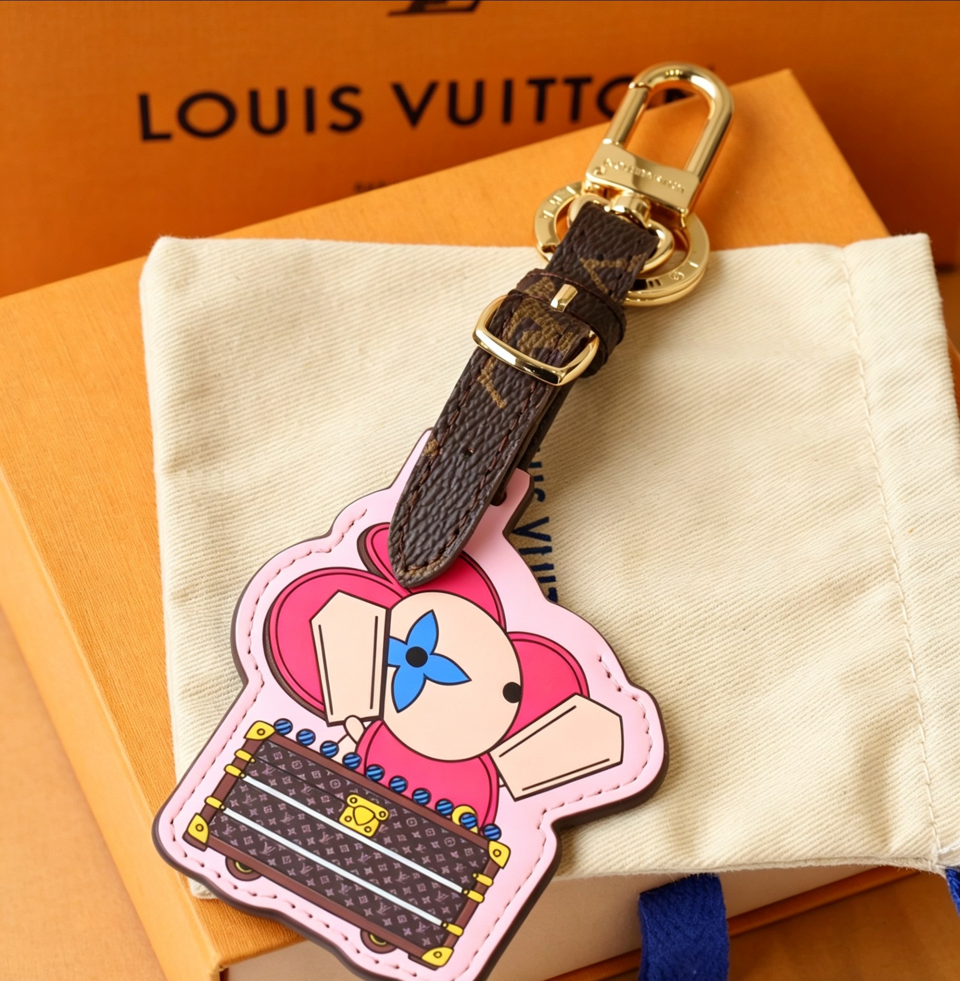 Louis Vuitton Monogram老花邂逅童趣太阳花 以标志性硬箱为灵感 将品牌百年工艺融于方寸之间