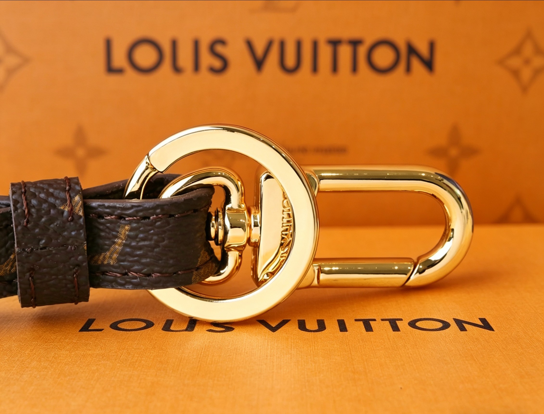 Louis Vuitton Monogram老花邂逅童趣太阳花 以标志性硬箱为灵感 将品牌百年工艺融于方寸之间