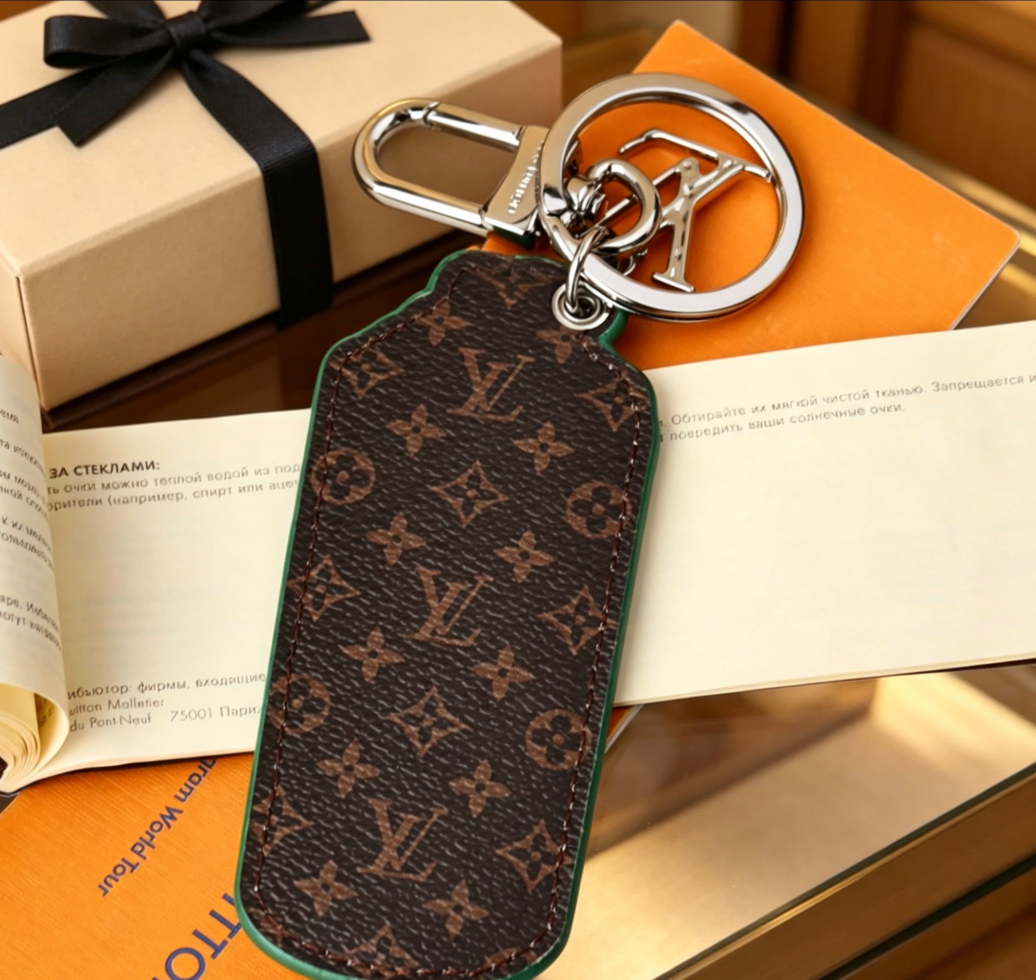 Louis Vuitton 标志性喷漆罐设计 撞色包边与 印花交织 1V字母挂饰与可旋转扣具兼具颜值与实用性