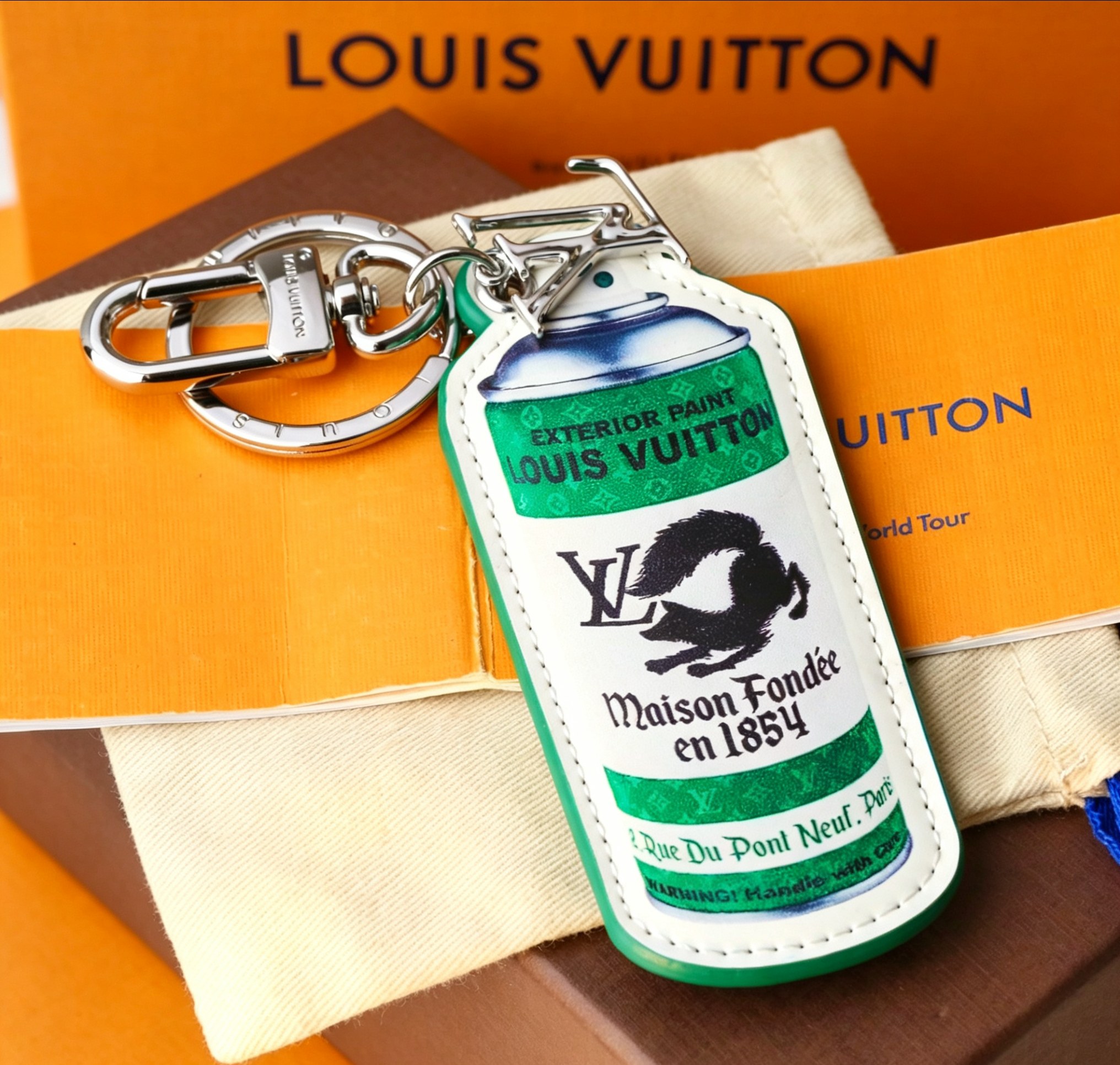Louis Vuitton 标志性喷漆罐设计 撞色包边与 印花交织 1V字母挂饰与可旋转扣具兼具颜值与实用性