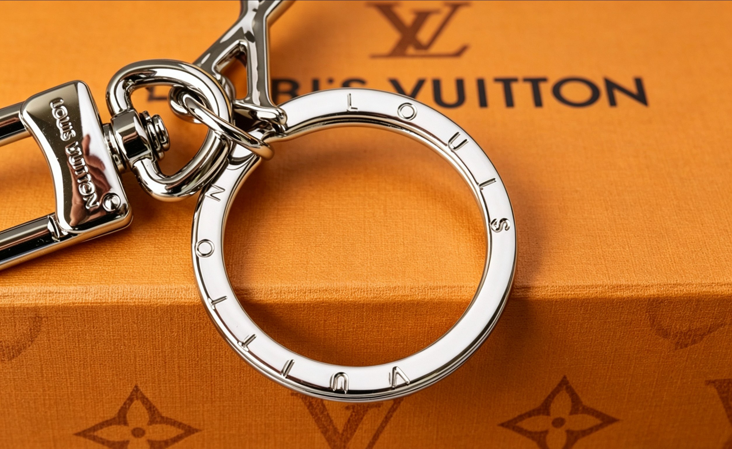 Louis Vuitton 1V 棒球服造型钥匙扣