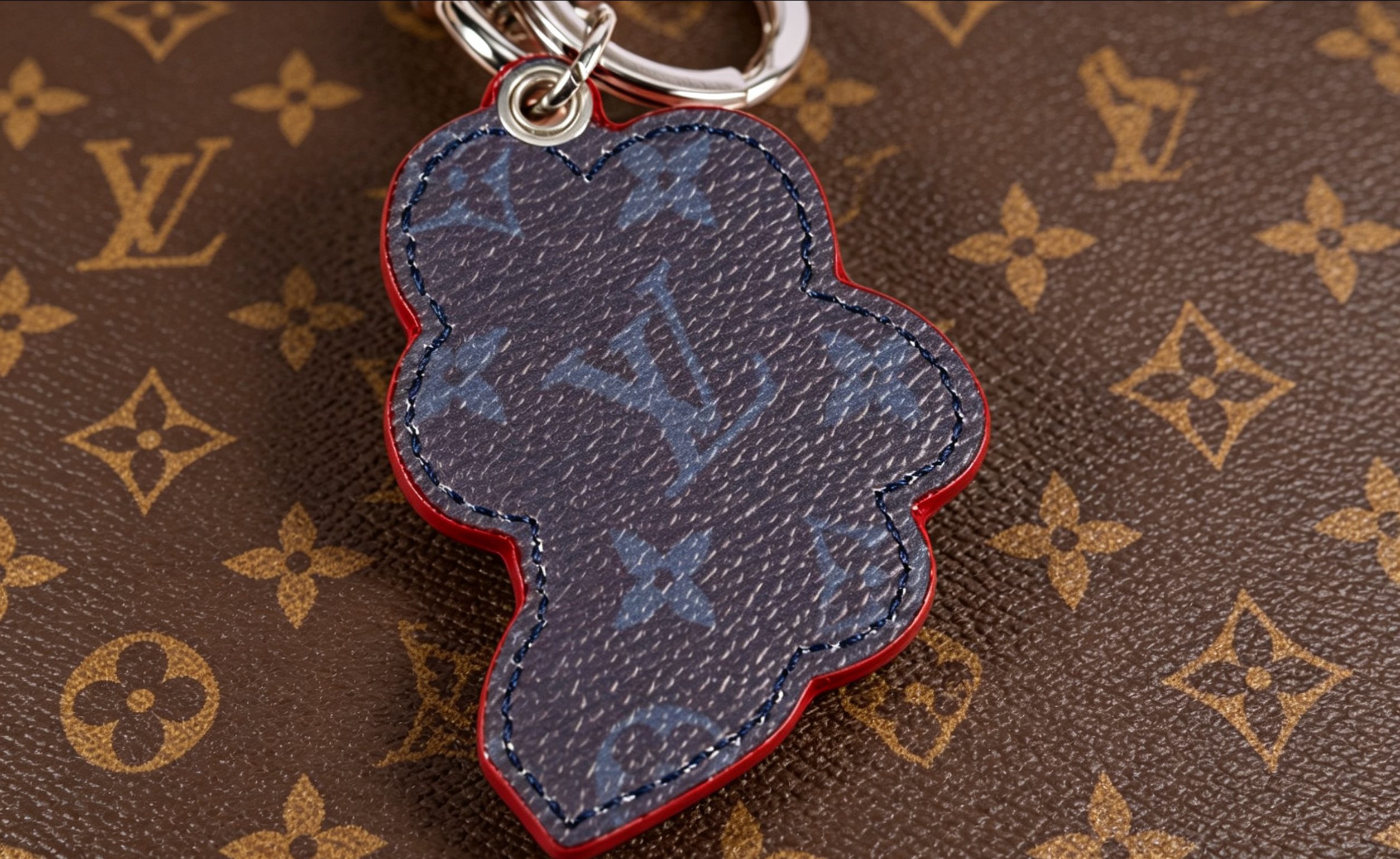 Louis Vuitton 1V Vivienne太阳花跑车钥匙扣