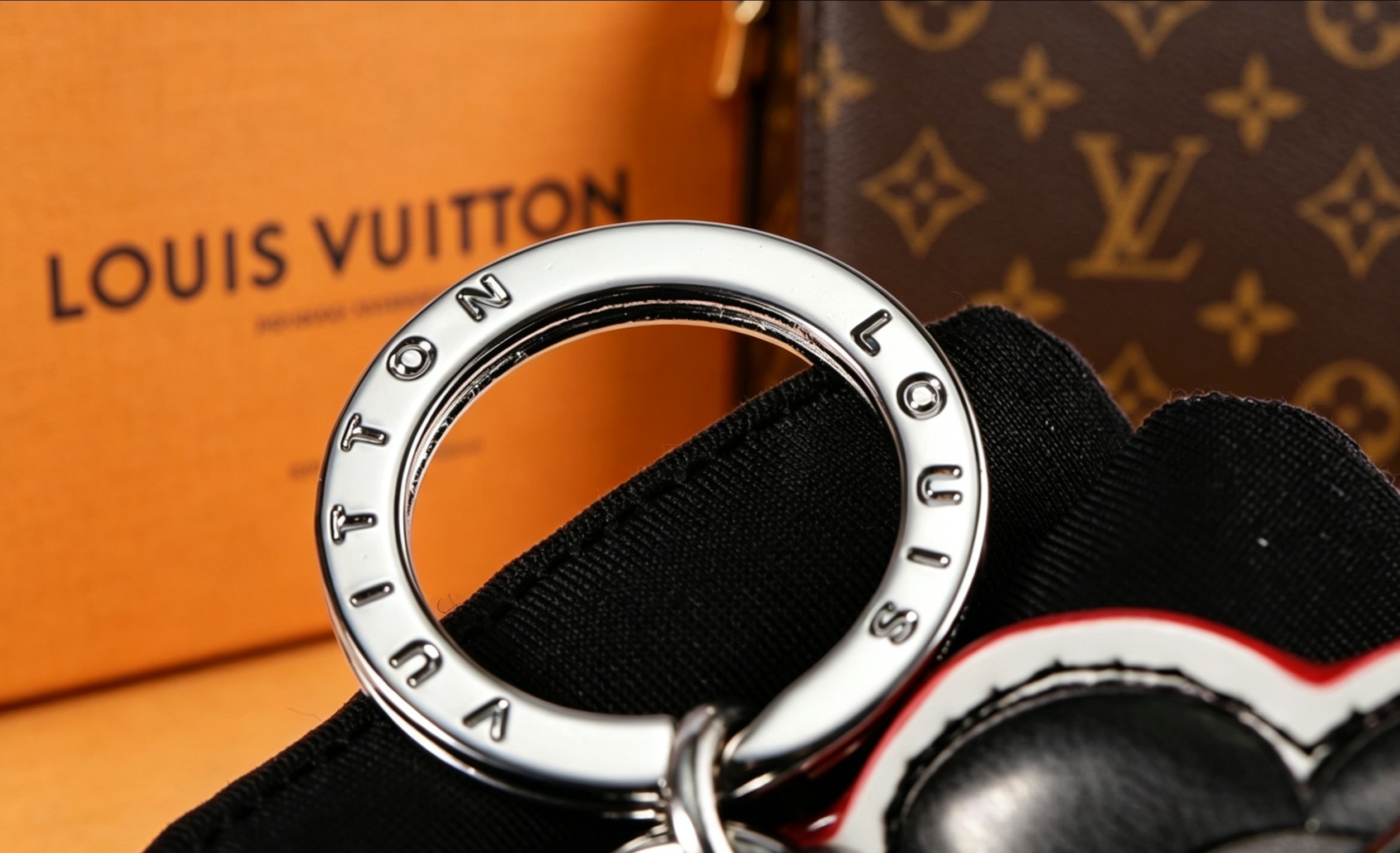 Louis Vuitton 1V Vivienne太阳花跑车钥匙扣