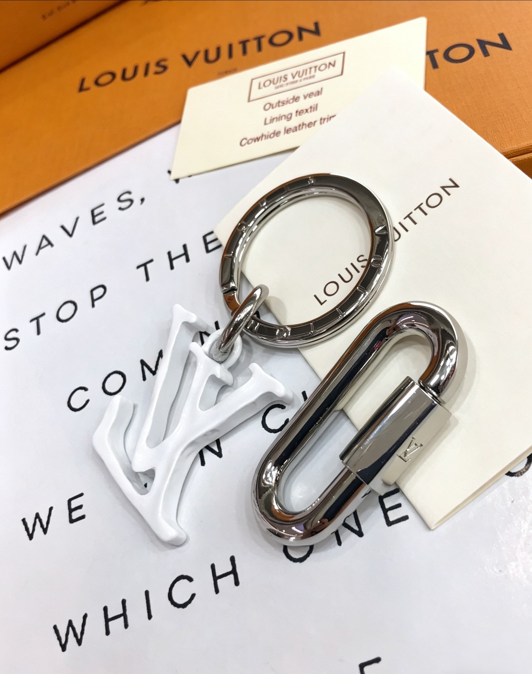 Louis Vuitton 本季腰带上的醒目搭扣化身为 1V Shape 包饰与钥匙扣 是一款标新立异的品牌标识