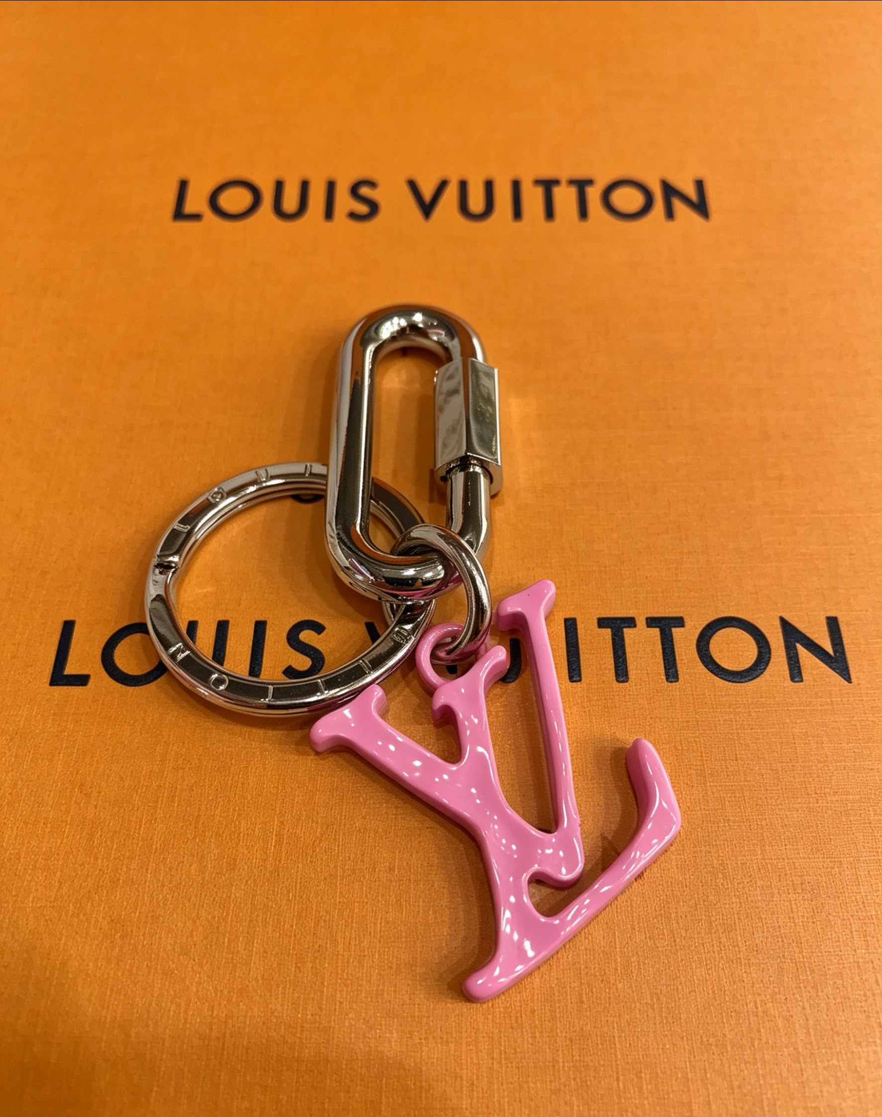 Louis Vuitton 本季腰带上的醒目搭扣化身为 1V Shape 包饰与钥匙扣 是一款标新立异的品牌标识