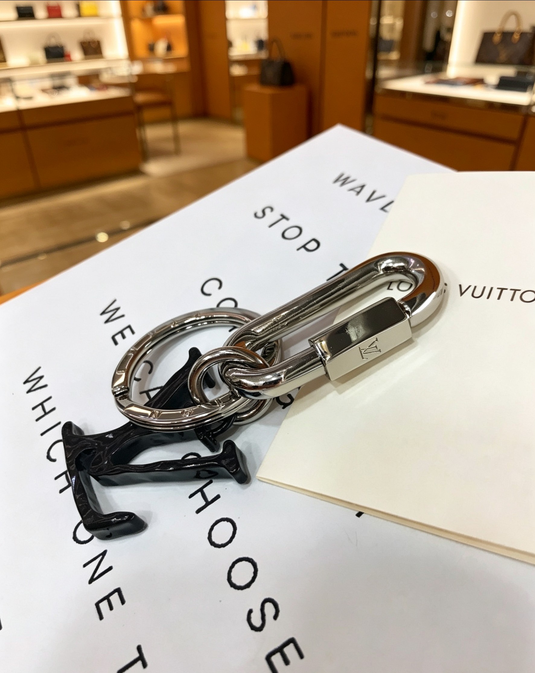 Louis Vuitton 本季腰带上的醒目搭扣化身为 1V Shape 包饰与钥匙扣 是一款标新立异的品牌标识