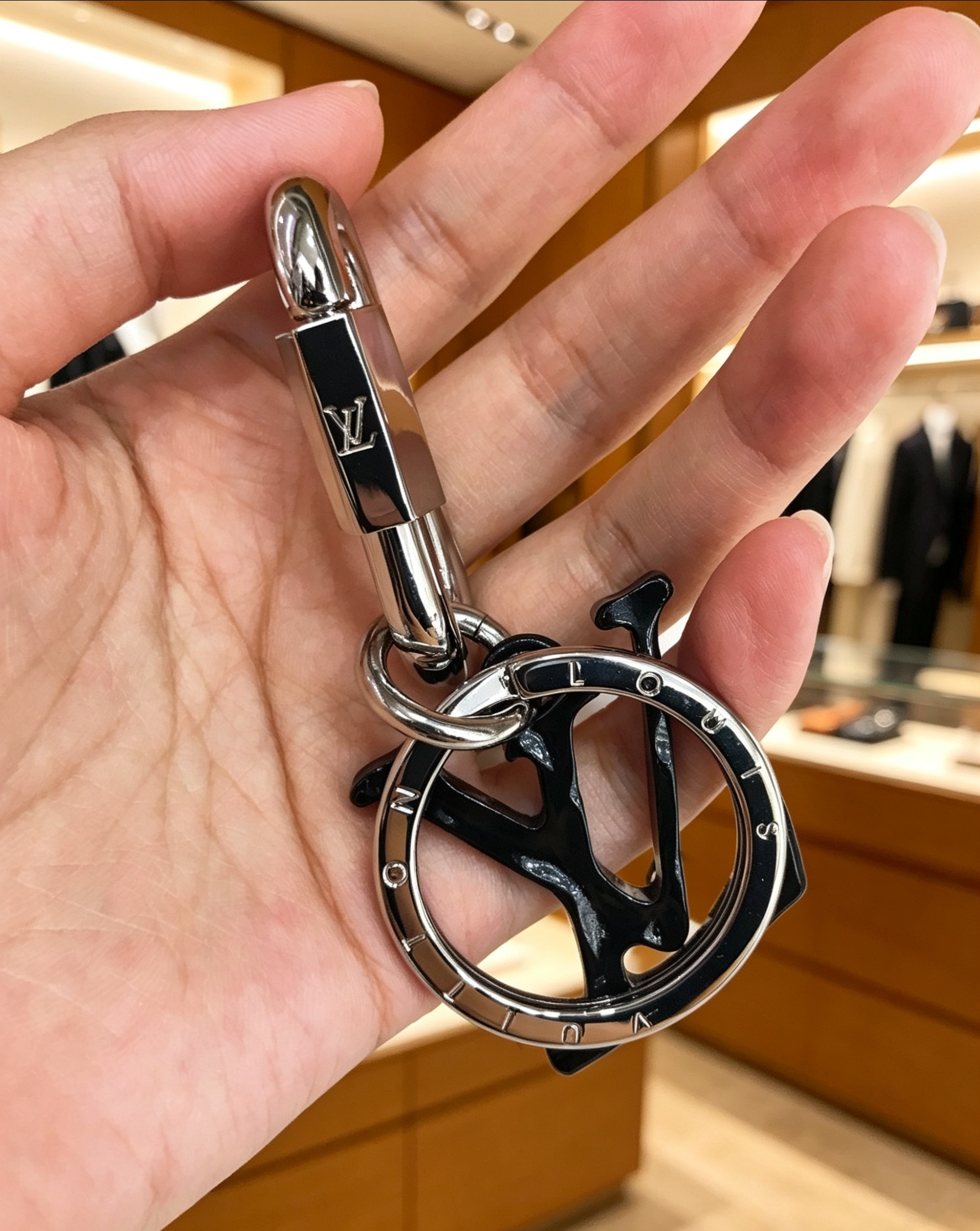 Louis Vuitton 本季腰带上的醒目搭扣化身为 1V Shape 包饰与钥匙扣 是一款标新立异的品牌标识