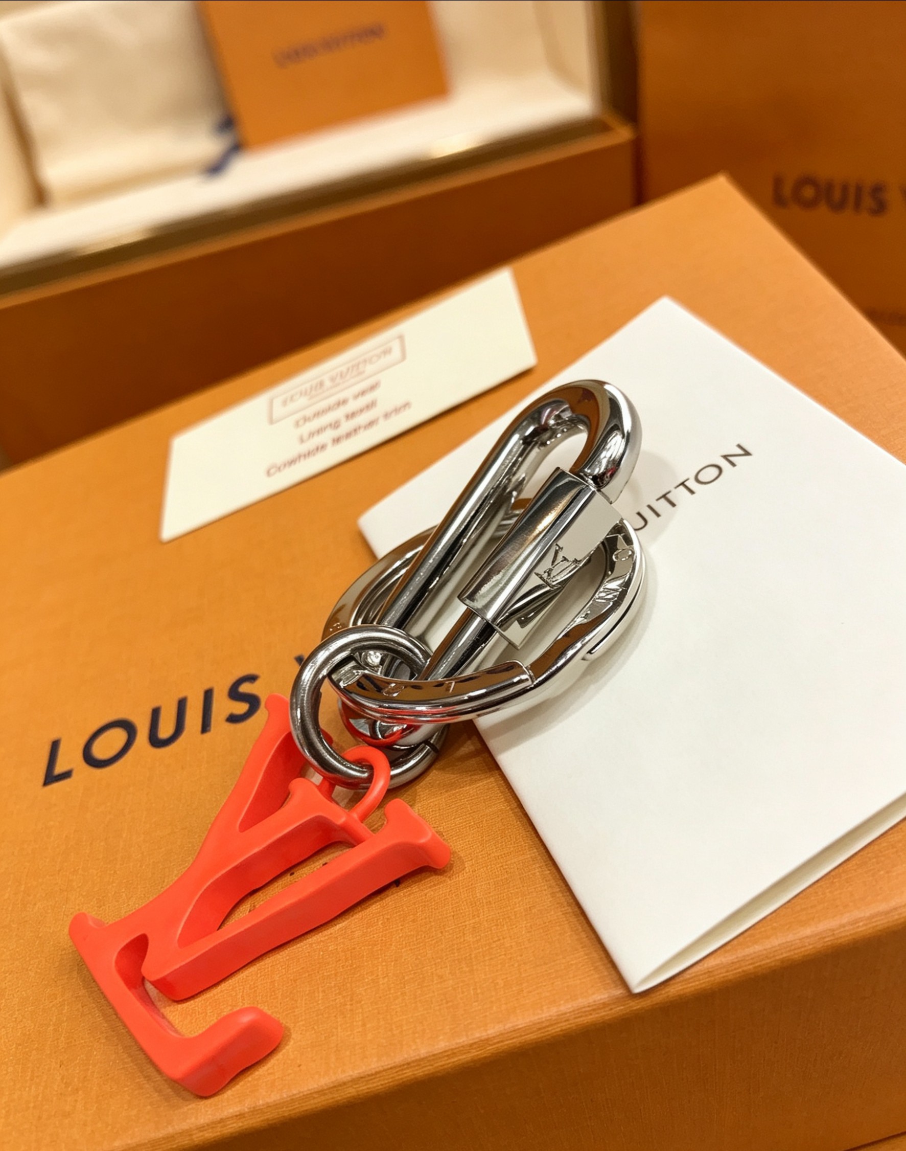 Louis Vuitton 本季腰带上的醒目搭扣化身为 1V Shape 包饰与钥匙扣 是一款标新立异的品牌标识