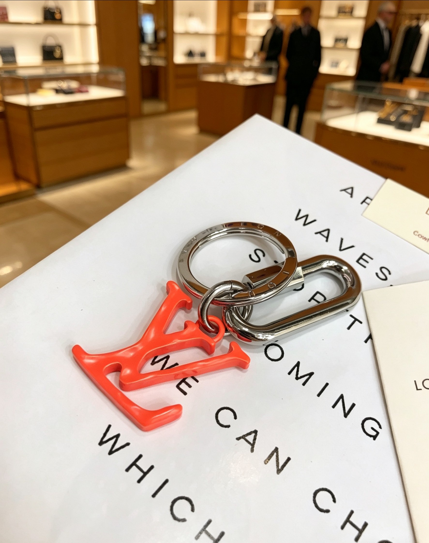 Louis Vuitton 本季腰带上的醒目搭扣化身为 1V Shape 包饰与钥匙扣 是一款标新立异的品牌标识