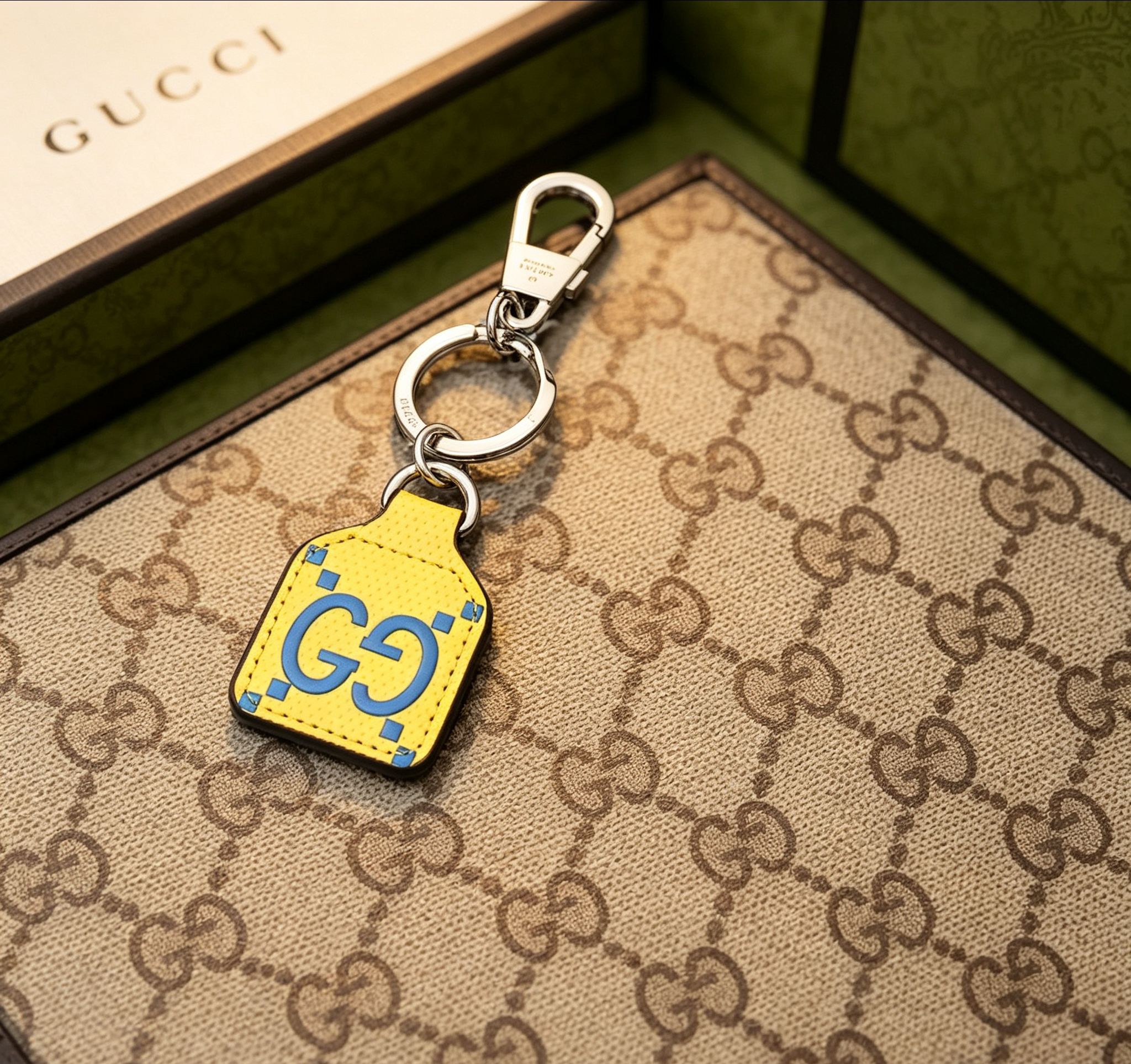 Gucci 古驰Gucci 双G黄蓝标签造型钥匙扣