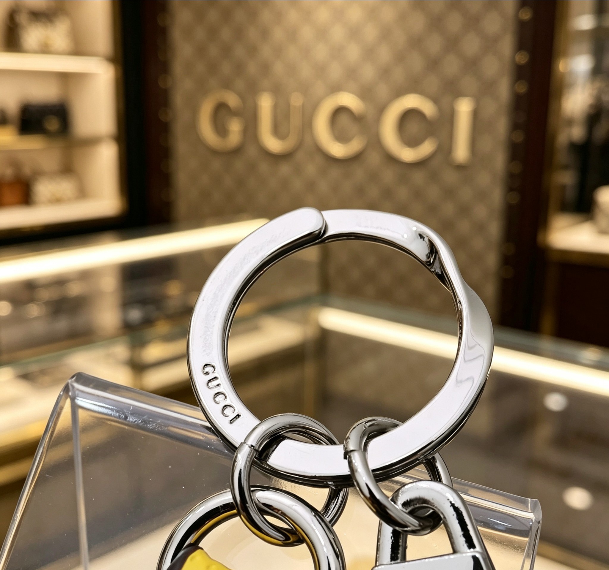 Gucci 古驰Gucci 双G黄蓝标签造型钥匙扣