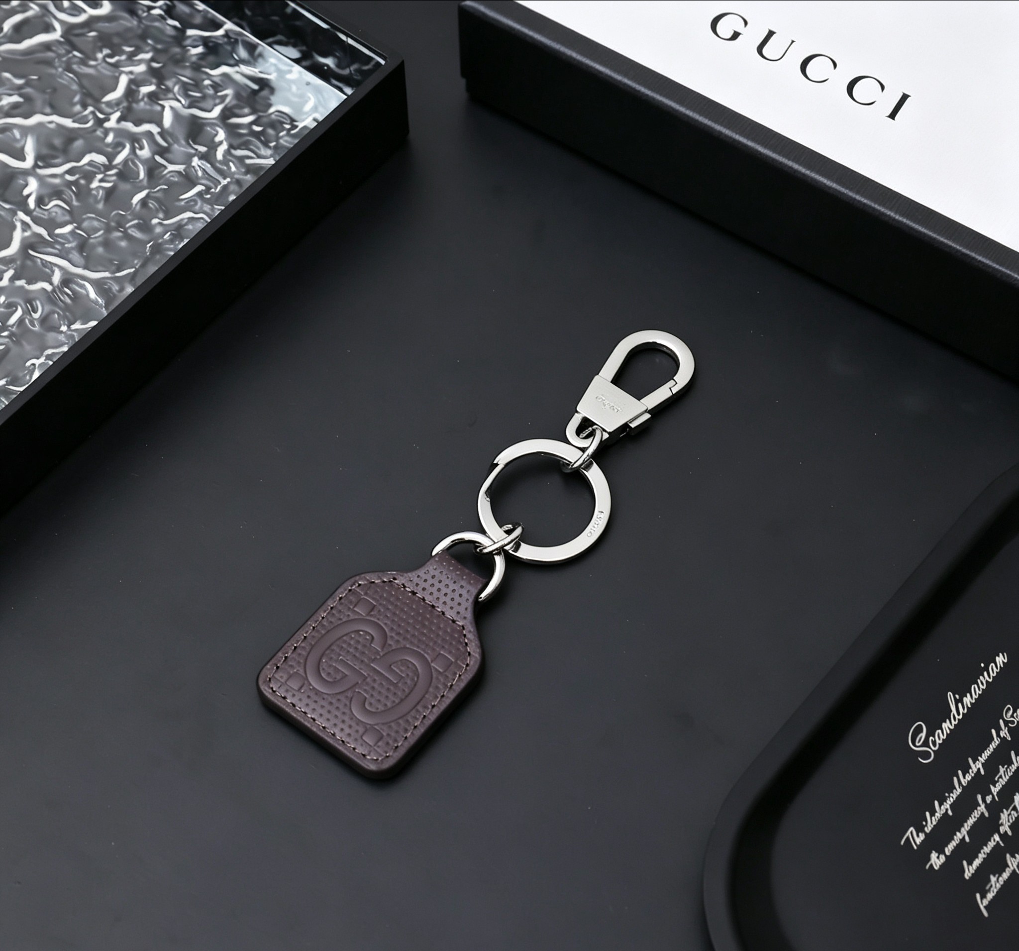 Gucci 古驰Gucci 双G深棕压纹标签钥匙扣
