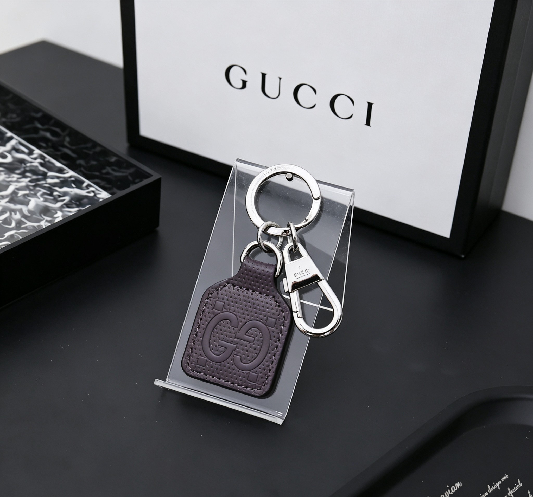 Gucci 古驰Gucci 双G深棕压纹标签钥匙扣