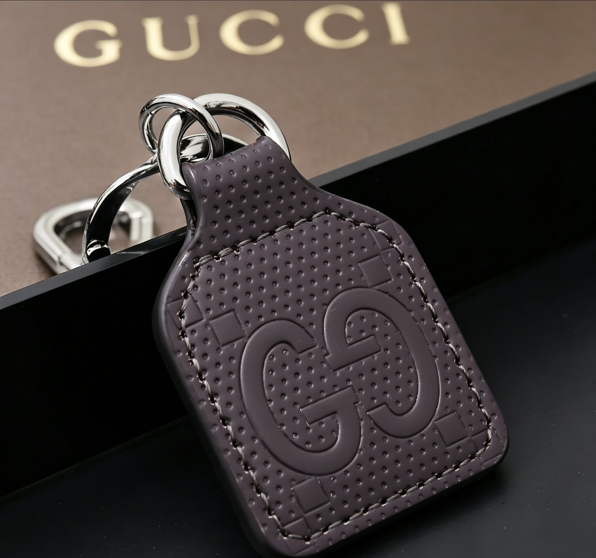 Gucci 古驰Gucci 双G深棕压纹标签钥匙扣