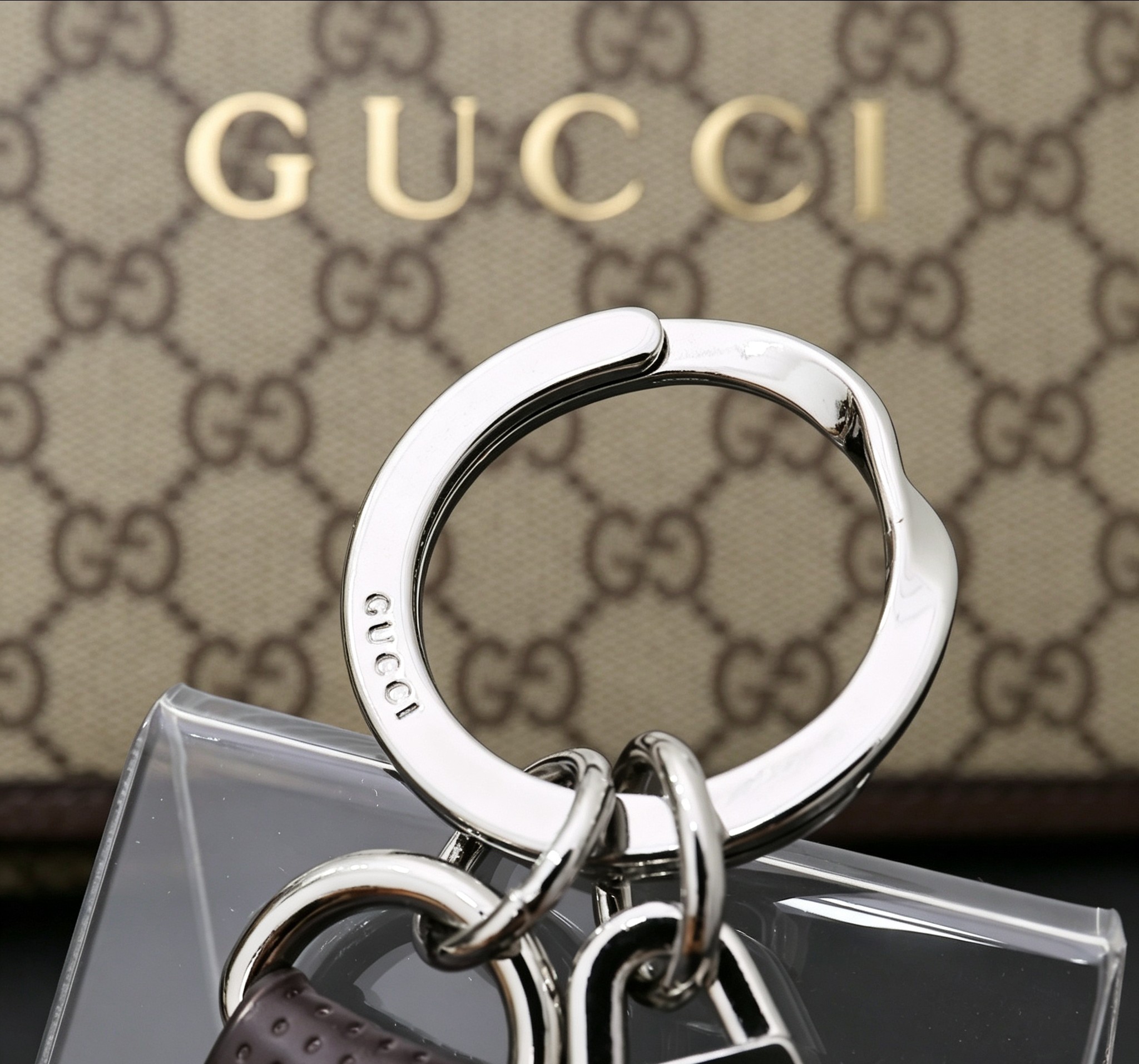Gucci 古驰Gucci 双G深棕压纹标签钥匙扣