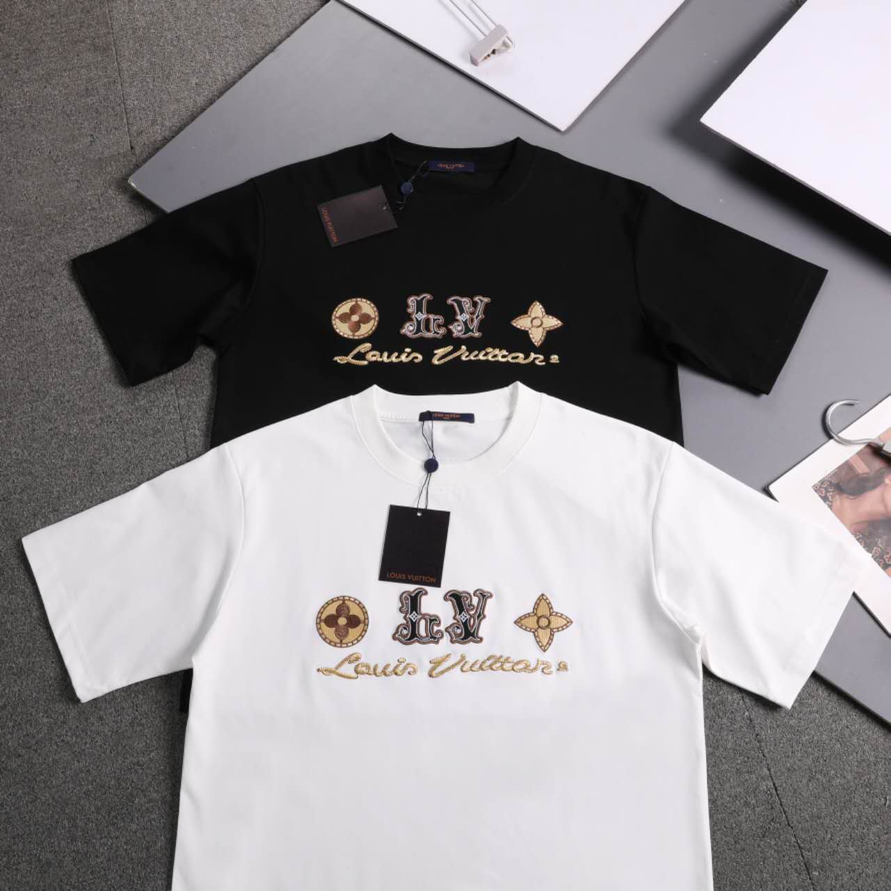 上新   LV新款圆领短袖  立体刺绣工艺  ZQ克纳维亚精棉平纹  S.M.L.XL\n颜色：黑色  白色\n