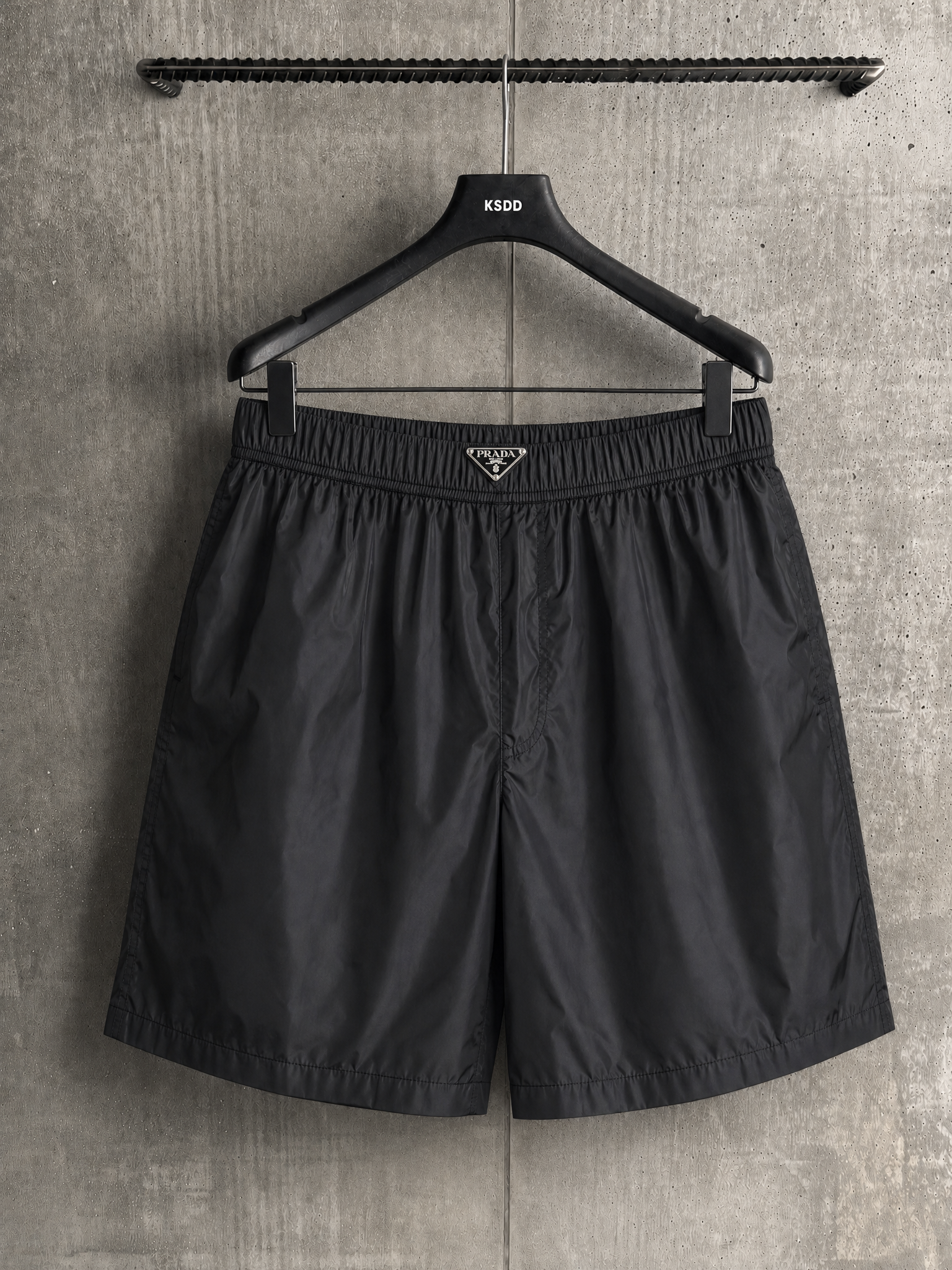Prada PRA Re-Nylon 钢标沙滩短裤
