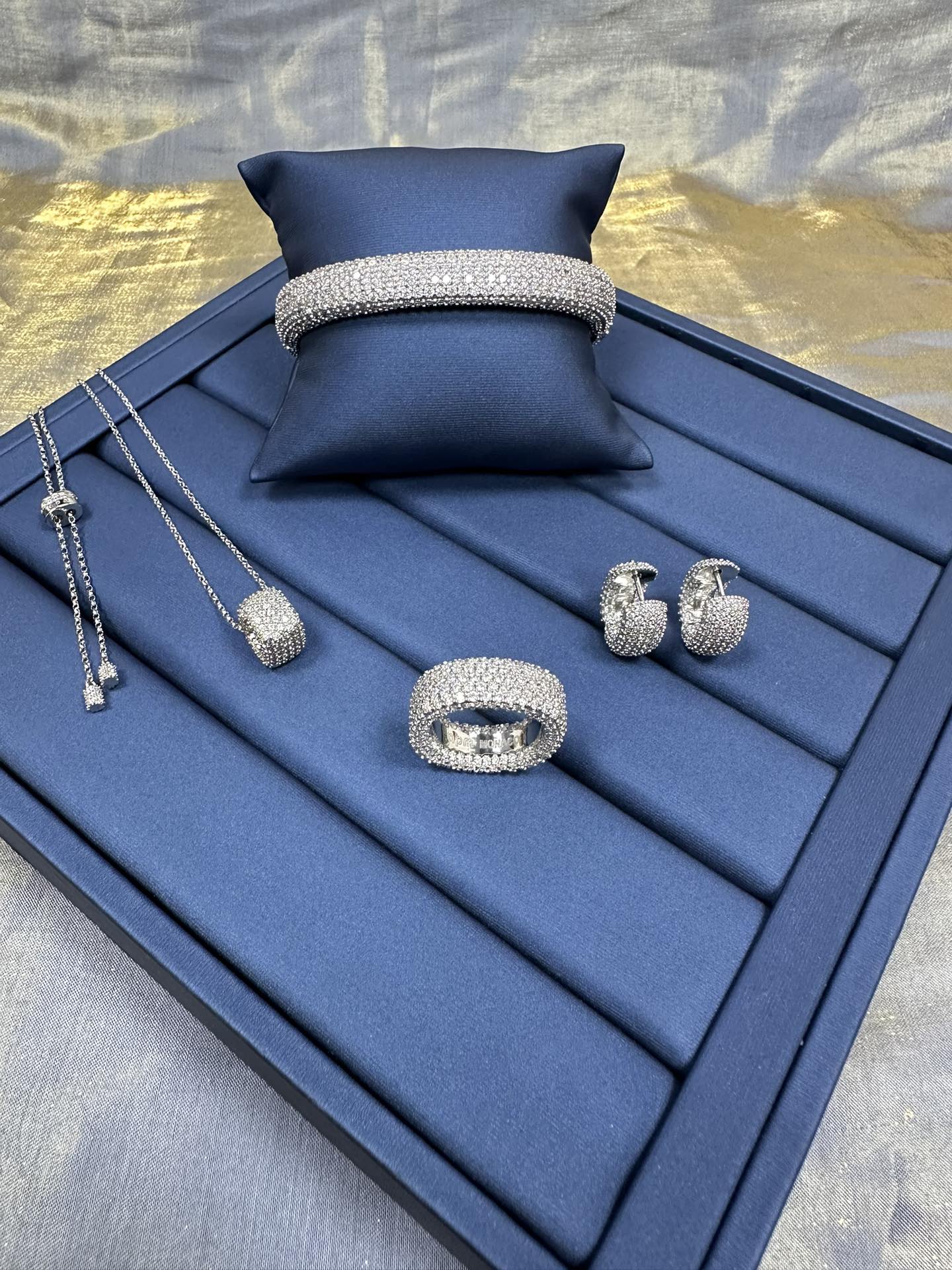 p600 “Yan’s Twilight Same” “APM with a thick and thick bracelet of square-shaped beads.”。 - 图片 6