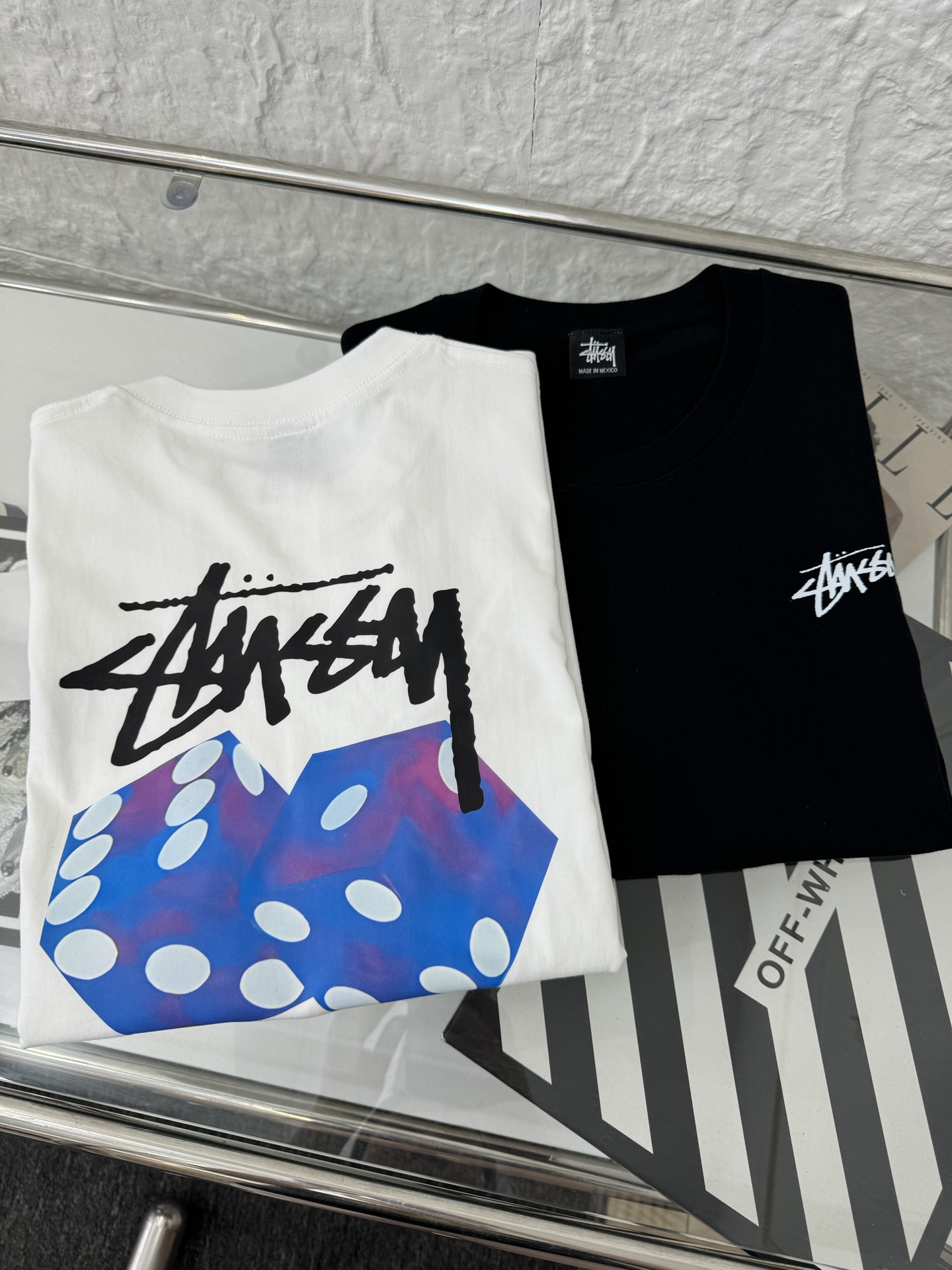 💰155baoy
▷ Stussy 斯图西 25SS 经典基础后背彩色骰子印花情侣短袖T恤
- 小红书热门爆款,明星网红同款穿搭,男女日常通勤穿搭必备单品!
- 高品质260克高克重双纱面料,亲肤透气不起球,印花采用进口浆料,时尚又个性,超级洋气的一款,强烈推荐单品,宽松版型休闲舒适不挑人,日常都很实穿时髦百搭~
- 不挑年龄,不挑身材,不挑性别,情侣百搭款式,可机洗,不掉色,耐撕扯,所有细节均为原相机实拍,放心入手!
𝐜𝐨𝐥𝐨𝐫 :黑色 白色
𝐒𝐢𝐳𝐞 :M L XL 2XL 3XL
▁尺码表▁
M: 胸围100 衣长68 肩宽44
L : 胸围106 衣长70 肩宽46
XL: 胸围112 衣长72 肩宽48
2XL:胸围118 衣长74 肩宽50
3XL:胸围124 衣长76 肩宽52
体重: 100斤-125斤 推荐穿M码
125斤-150斤 推荐穿L码
150斤-170斤 推荐穿XL码
170斤-190斤 推荐穿2XL码
190斤-210斤 推荐穿3XL码
温馨提示:手工测量,存在1-3cm误差实属正常,请以实物为准!