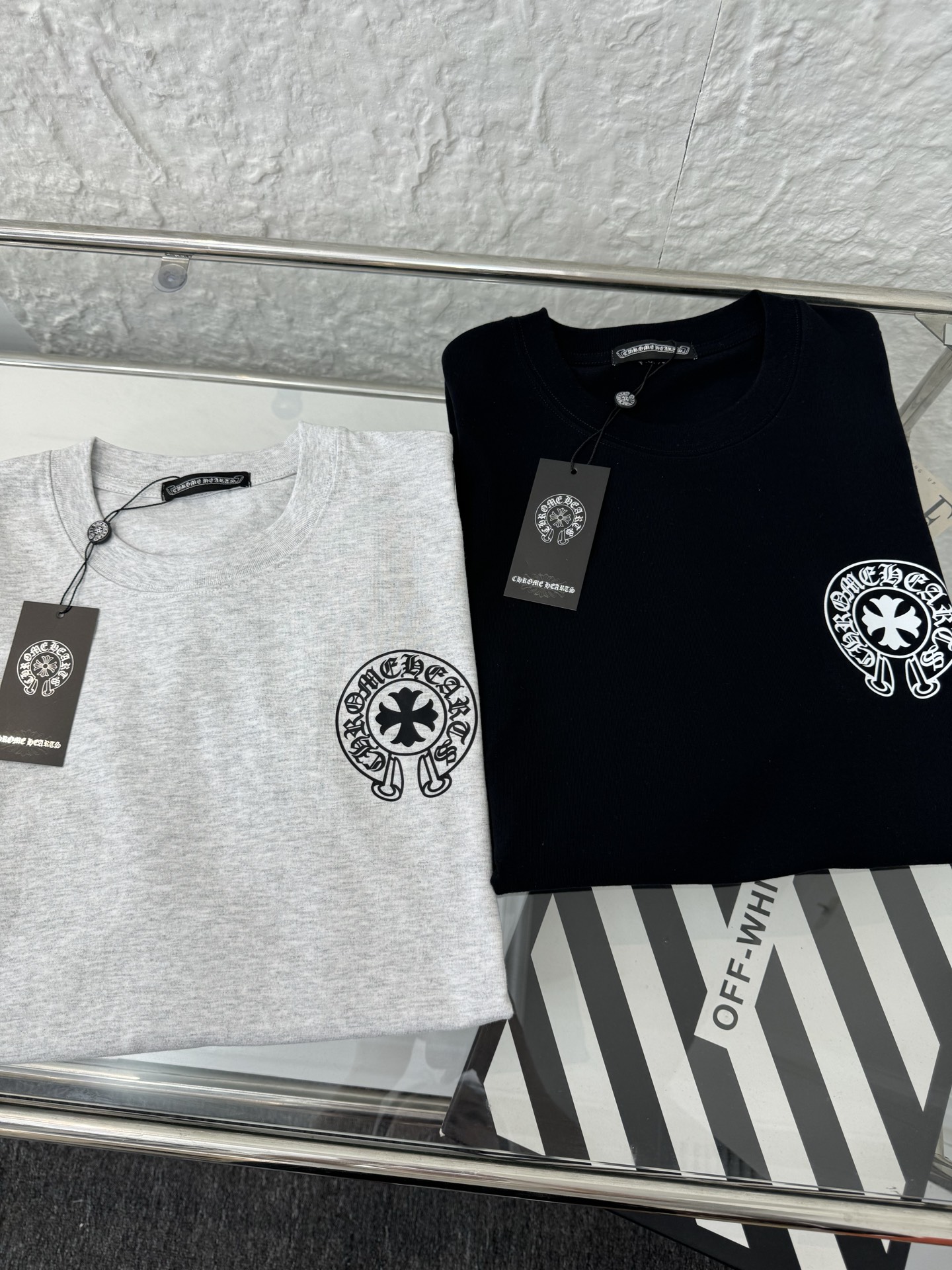 包邮 ▷ Chrome hearts 克罗心 新款后背梵文字母印花男女情侣圆领短袖T恤 - 小红书热门爆款,明星网红同款穿搭,男女日常通勤穿搭必备单品! - 高品质260克高克重双纱面料,亲肤透气不起球,印花采用进口浆料,时尚又个性,超级洋气的一款,强烈推荐单品,宽松版型休闲舒适不挑人,日常都很实穿时髦百搭~ - 不挑年龄,不挑身材,不挑性别,情侣百搭款式,可机洗,不掉色,耐撕扯,所有细节均为原相机实拍,放心入手! color :黑色 浅灰 ▁尺码表▁ M: 胸围100 衣长68 肩宽44 L : 胸围106 衣长70 肩宽46 XL: 胸围112 衣长72 肩宽48 2XL:胸围118 衣长74 肩宽50 3XL:胸围124 衣长76 肩宽52 体重: 100斤-125斤 推荐穿M码 125斤-150斤 推荐穿L码 150斤-170斤 推荐穿XL码 170斤-190斤 推荐穿2XL码 190斤-210斤 推荐穿3XL码 温馨提示:手工测量,存在1-3cm误差实属正常,请以实物为准!