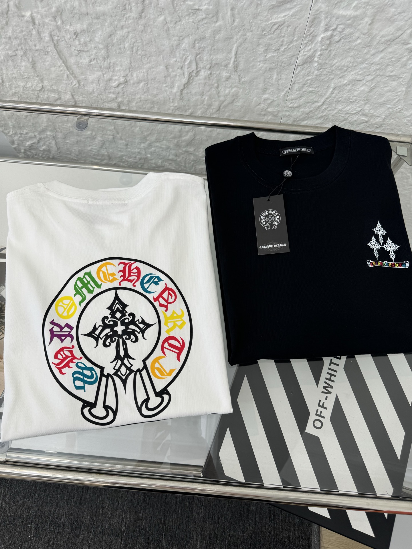 包邮 ▷ Chrome hearts 克罗心 新款后背彩色印花男女情侣圆领短袖T恤 - 小红书热门爆款,明星网红同款穿搭,男女日常通勤穿搭必备单品! - 高品质260克高克重双纱面料,亲肤透气不起球,印花采用进口浆料,时尚又个性,超级洋气的一款,强烈推荐单品,宽松版型休闲舒适不挑人,日常都很实穿时髦百搭~ - 不挑年龄,不挑身材,不挑性别,情侣百搭款式,可机洗,不掉色,耐撕扯,所有细节均为原相机实拍,放心入手! color :黑色 白色 ▁尺码表▁ M: 胸围100 衣长68 肩宽44 L : 胸围106 衣长70 肩宽46 XL: 胸围112 衣长72 肩宽48 2XL:胸围118 衣长74 肩宽50 3XL:胸围124 衣长76 肩宽52 体重: 100斤-125斤 推荐穿M码 125斤-150斤 推荐穿L码 150斤-170斤 推荐穿XL码 170斤-190斤 推荐穿2XL码 190斤-210斤 推荐穿3XL码 温馨提示:手工测量,存在1-3cm误差实属正常,请以实物为准!