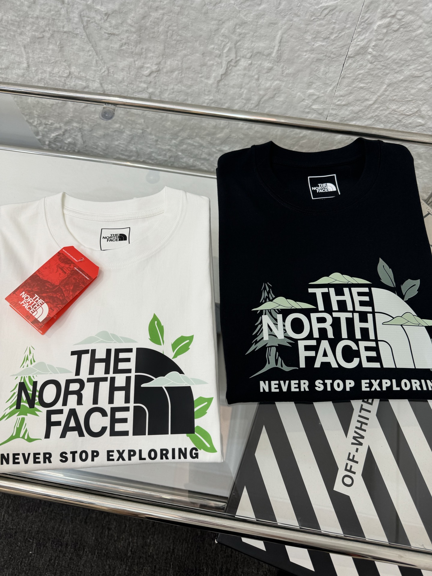 包邮 ▷ The North Face 北面 25SS TNF胸前绿叶标识印花男女情侣圆领短袖T恤 - 小红书热门爆款,明星网红同款穿搭,男女日常通勤穿搭必备单品! - 高品质260克高克重双纱面料,亲肤透气不起球,印花采用进口浆料,时尚又个性,超级洋气的一款,强烈推荐单品,宽松版型休闲舒适不挑人,日常都很实穿时髦百搭~ - 不挑年龄,不挑身材,不挑性别,情侣百搭款式,可机洗,不掉色,耐撕扯,所有细节均为原相机实拍,放心入手! color :黑色 白色 ▁尺码表▁ M: 胸围100 衣长68 肩宽44 L : 胸围106 衣长70 肩宽46 XL: 胸围112 衣长72 肩宽48 2XL:胸围118 衣长74 肩宽50 3XL:胸围124 衣长76 肩宽52 体重: 100斤-125斤 推荐穿M码 125斤-150斤 推荐穿L码 150斤-170斤 推荐穿XL码 170斤-190斤 推荐穿2XL码 190斤-210斤 推荐穿3XL码 温馨提示:手工测量,存在1-3cm误差实属正常,请以实物为准!