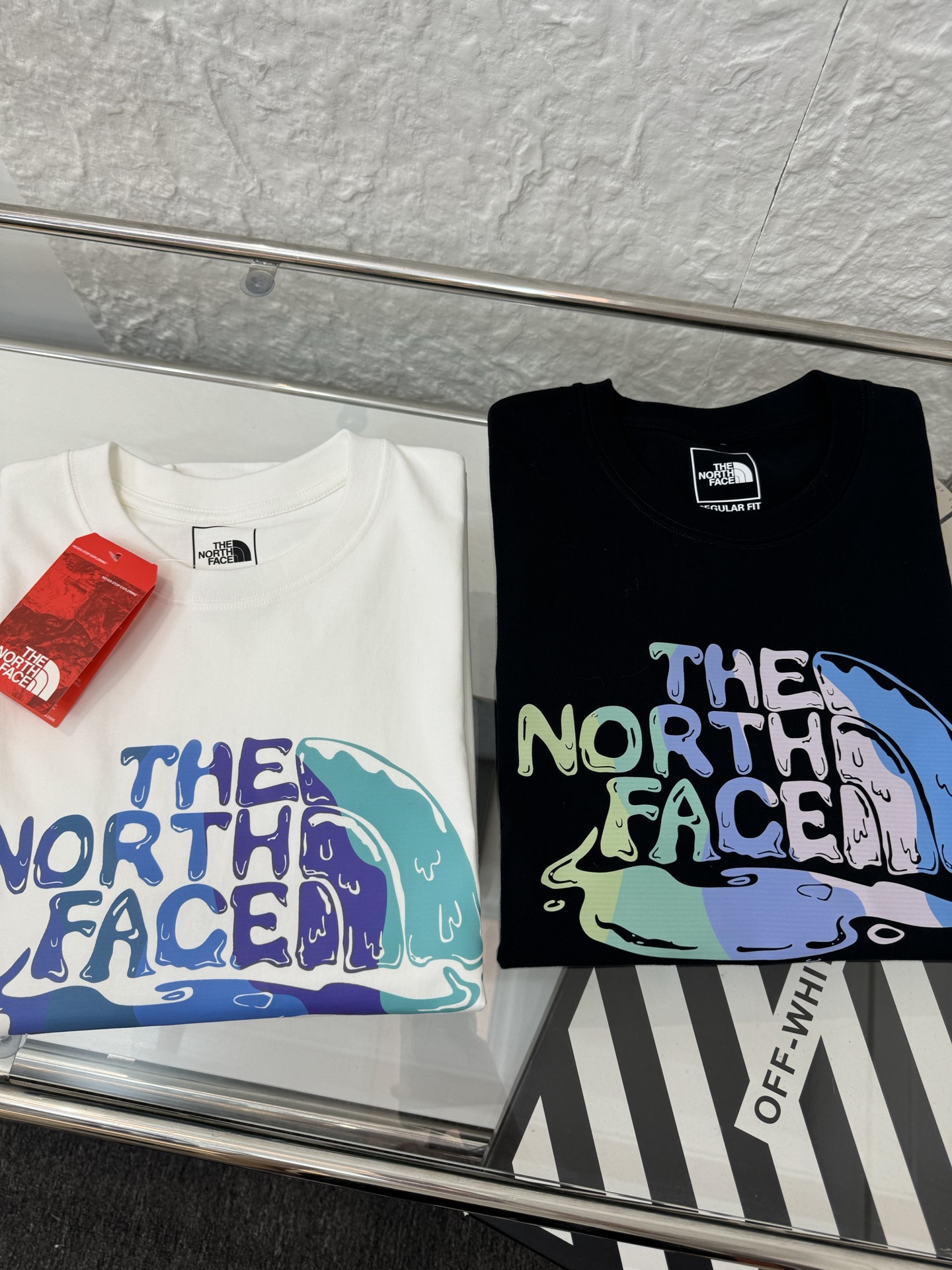 包邮 ▷ The North Face 北面 25SS TNF胸前水溶涂鸦印花男女情侣圆领短袖T恤 - 小红书热门爆款,明星网红同款穿搭,男女日常通勤穿搭必备单品! - 高品质260克高克重双纱面料,亲肤透气不起球,印花采用进口浆料,时尚又个性,超级洋气的一款,强烈推荐单品,宽松版型休闲舒适不挑人,日常都很实穿时髦百搭~ - 不挑年龄,不挑身材,不挑性别,情侣百搭款式,可机洗,不掉色,耐撕扯,所有细节均为原相机实拍,放心入手! color :黑色 白色 ▁尺码表▁ M: 胸围100 衣长68 肩宽44 L : 胸围106 衣长70 肩宽46 XL: 胸围112 衣长72 肩宽48 2XL:胸围118 衣长74 肩宽50 3XL:胸围124 衣长76 肩宽52 体重: 100斤-125斤 推荐穿M码 125斤-150斤 推荐穿L码 150斤-170斤 推荐穿XL码 170斤-190斤 推荐穿2XL码 190斤-210斤 推荐穿3XL码 温馨提示:手工测量,存在1-3cm误差实属正常,请以实物为准!