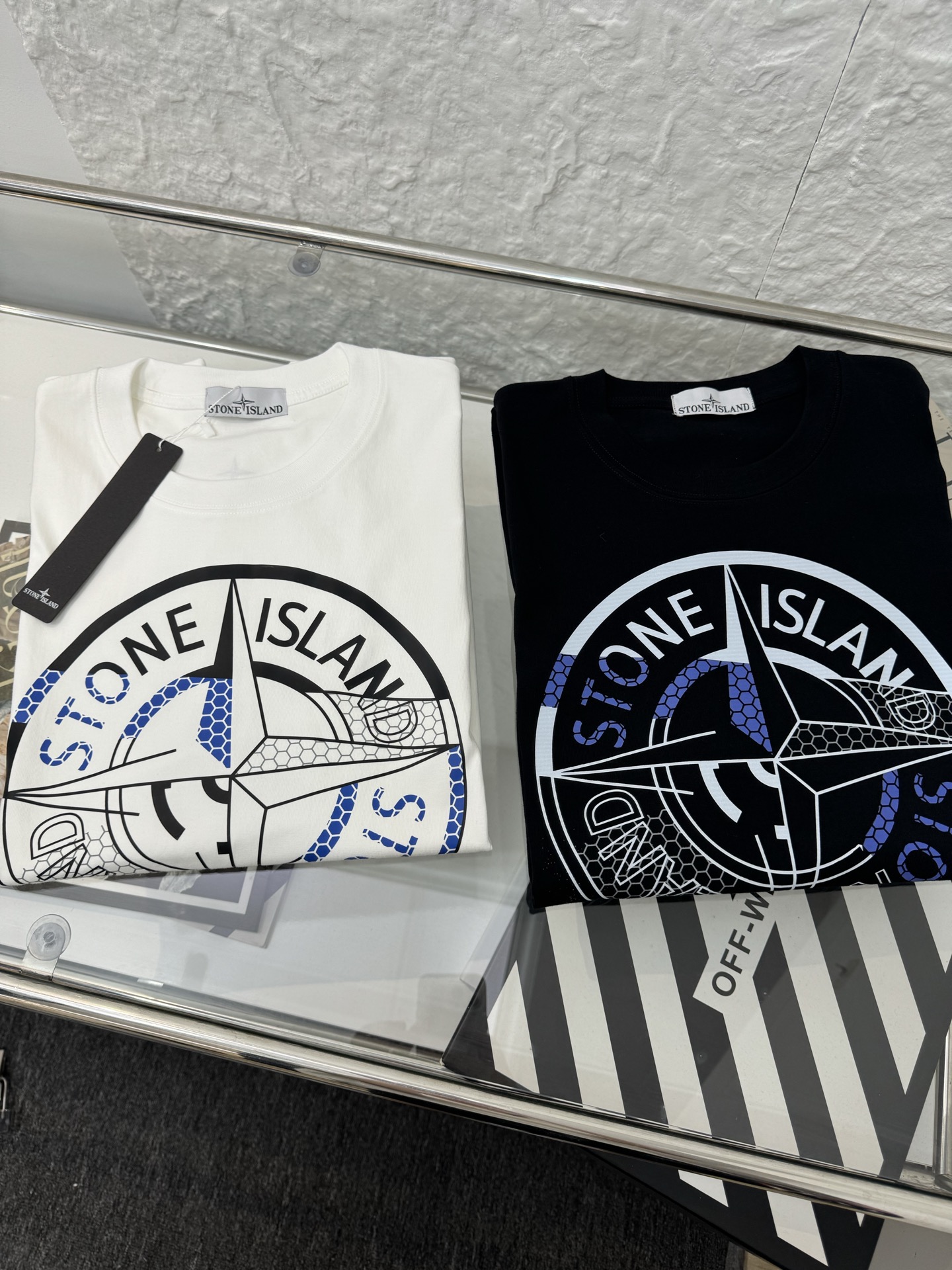 💰155包邮
▷ STONE ISLAND 石头岛 25SS胸前罗盘十字徽标印花情侣短袖T恤

    - 小红书热门爆款，明星网红同款穿搭，男女日常通勤穿搭必备单品！

    - 高品质260克高克重双纱面料，亲肤透气不起球，印花采用进口浆料，时尚又个性，超级洋气的一款，强烈推荐单品，宽松版型休闲舒适不挑人，日常都很实穿时髦百搭~

    - 不挑年龄，不挑身材，不挑性别，情侣百搭款式，可机洗，不掉色，耐撕扯，所有细节均为原相机实拍，放心入手！

𝐜𝐨𝐥𝐨𝐫 ：黑色 白色
 𝐒𝐢𝐳𝐞 ：M L XL 2XL 3XL

                 ▁尺码表▁

M： 胸围100    衣长68   肩宽44 
L ：  胸围106    衣长70   肩宽46  
XL： 胸围112    衣长72   肩宽48 
2XL：胸围118   衣长74   肩宽50  
3XL：胸围124   衣长76   肩宽52  

体重： 100斤-125斤 推荐穿M码
          125斤-150斤 推荐穿L码
          150斤-170斤 推荐穿XL码
          170斤-190斤 推荐穿2XL码
          190斤-210斤 推荐穿3XL码

温馨提示：手工测量，存在1-3cm误差实属正常，请以实物为准！