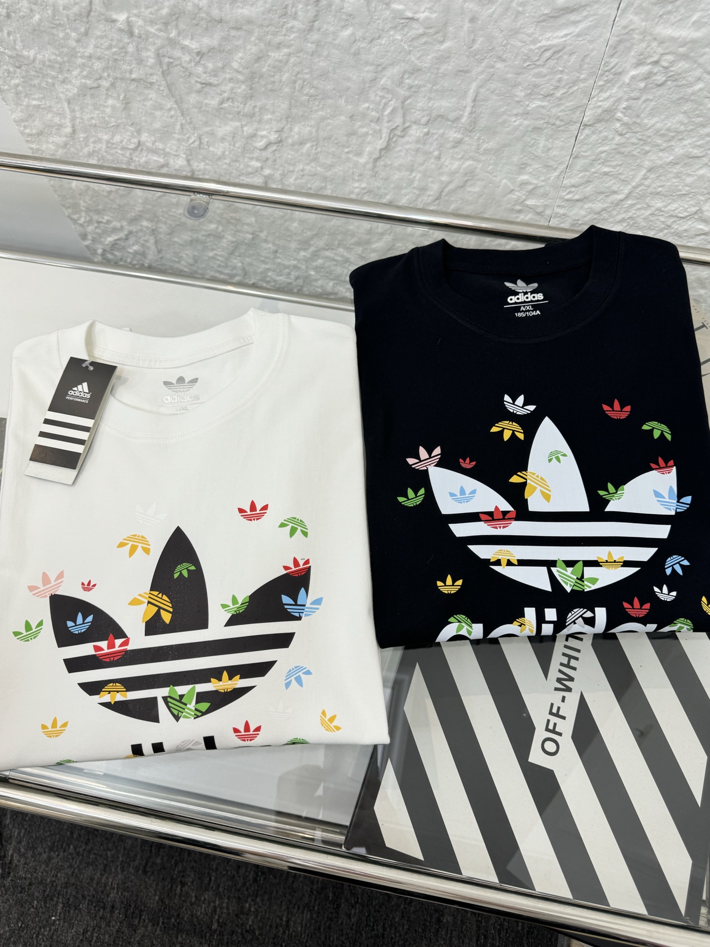 💰155包邮
▷ Adidas 阿迪达斯 三叶草 彩色胸前印花男女情侣款短袖T恤
- 小红书热门爆款,明星网红同款穿搭,男女日常通勤穿搭必备单品!
- 高品质260克高克重双纱面料,亲肤透气不起球,印花采用进口浆料,时尚又个性,超级洋气的一款,强烈推荐单品,宽松版型休闲舒适不挑人,日常都很实穿时髦百搭~
- 不挑年龄,不挑身材,不挑性别,情侣百搭款式,可机洗,不掉色,耐撕扯,所有细节均为原相机实拍,放心入手!
𝐜𝐨𝐥𝐨𝐫 :黑色 白色
𝐒𝐢𝐳𝐞 :M L XL 2XL 3XL
▁尺码表▁
M: 胸围100 衣长68 肩宽44
L : 胸围106 衣长70 肩宽46
XL: 胸围112 衣长72 肩宽48
2XL:胸围118 衣长74 肩宽50
3XL:胸围124 衣长76 肩宽52
体重: 100斤-125斤 推荐穿M码
125斤-150斤 推荐穿L码
150斤-170斤 推荐穿XL码
170斤-190斤 推荐穿2XL码
190斤-210斤 推荐穿3XL码
温馨提示:手工测量,存在1-3cm误差实属正常,请以实物为准!