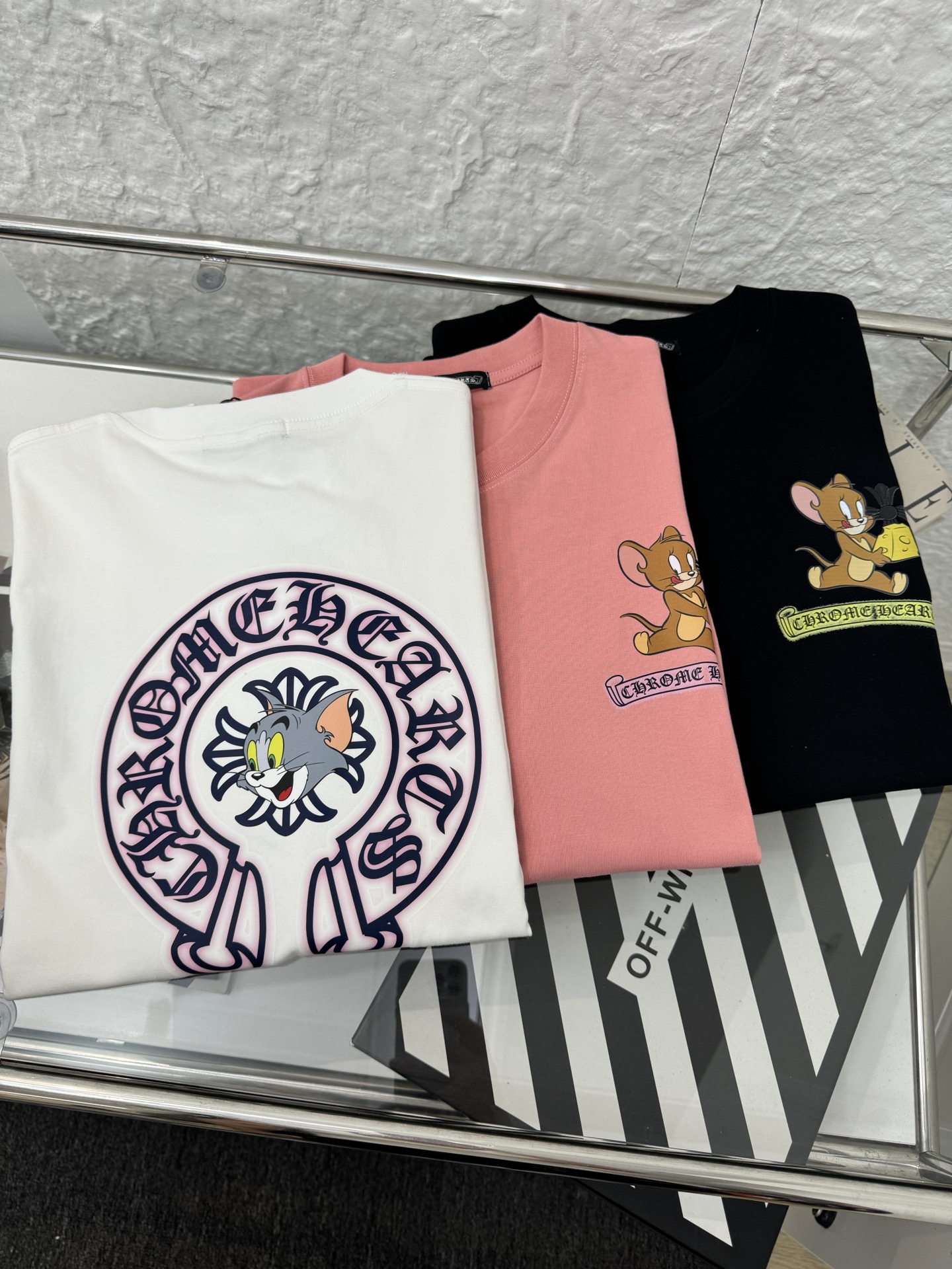 包邮 ▷ Chrome hearts 克罗心 可爱卡通杰瑞汤姆印花男女情侣圆领短袖T恤 - 小红书热门爆款,明星网红同款穿搭,男女日常通勤穿搭必备单品! - 高品质260克高克重双纱面料,亲肤透气不起球,印花采用进口浆料,时尚又个性,超级洋气的一款,强烈推荐单品,宽松版型休闲舒适不挑人,日常都很实穿时髦百搭~ - 不挑年龄,不挑身材,不挑性别,情侣百搭款式,可机洗,不掉色,耐撕扯,所有细节均为原相机实拍,放心入手! color :黑色 白色 粉色 ▁尺码表▁ M: 胸围100 衣长68 肩宽44 L : 胸围106 衣长70 肩宽46 XL: 胸围112 衣长72 肩宽48 2XL:胸围118 衣长74 肩宽50 3XL:胸围124 衣长76 肩宽52 体重: 100斤-125斤 推荐穿M码 125斤-150斤 推荐穿L码 150斤-170斤 推荐穿XL码 170斤-190斤 推荐穿2XL码 190斤-210斤 推荐穿3XL码 温馨提示:手工测量,存在1-3cm误差实属正常,请以实物为准!