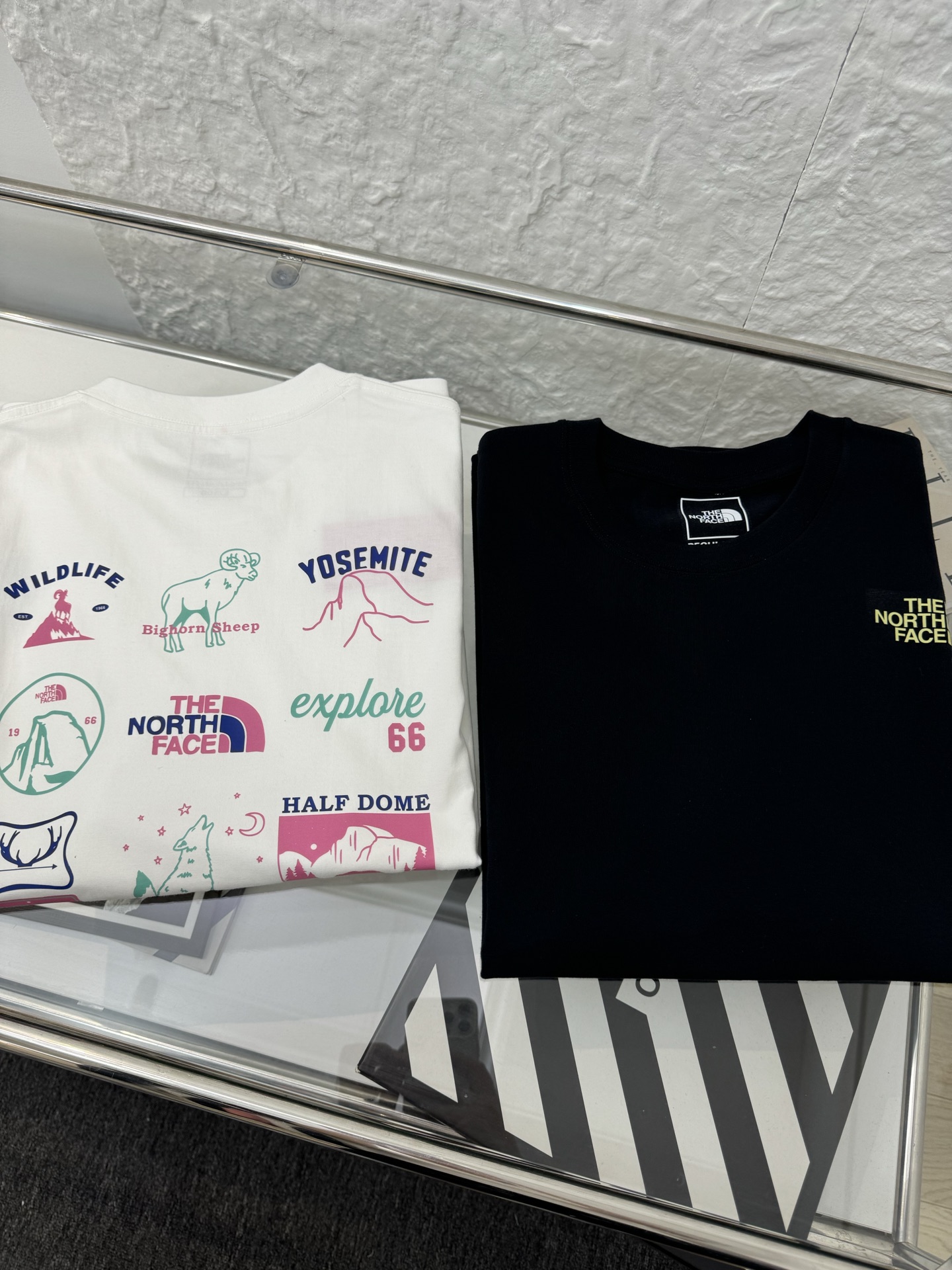 包邮 ▷ The North Face 北面 25SS TNF后背卡通彩色印花男女情侣圆领短袖T恤 - 小红书热门爆款,明星网红同款穿搭,男女日常通勤穿搭必备单品! - 高品质260克高克重双纱面料,亲肤透气不起球,印花采用进口浆料,时尚又个性,超级洋气的一款,强烈推荐单品,宽松版型休闲舒适不挑人,日常都很实穿时髦百搭~ - 不挑年龄,不挑身材,不挑性别,情侣百搭款式,可机洗,不掉色,耐撕扯,所有细节均为原相机实拍,放心入手! color :黑色 白色 ▁尺码表▁ M: 胸围100 衣长68 肩宽44 L : 胸围106 衣长70 肩宽46 XL: 胸围112 衣长72 肩宽48 2XL:胸围118 衣长74 肩宽50 3XL:胸围124 衣长76 肩宽52 体重: 100斤-125斤 推荐穿M码 125斤-150斤 推荐穿L码 150斤-170斤 推荐穿XL码 170斤-190斤 推荐穿2XL码 190斤-210斤 推荐穿3XL码 温馨提示:手工测量,存在1-3cm误差实属正常,请以实物为准!