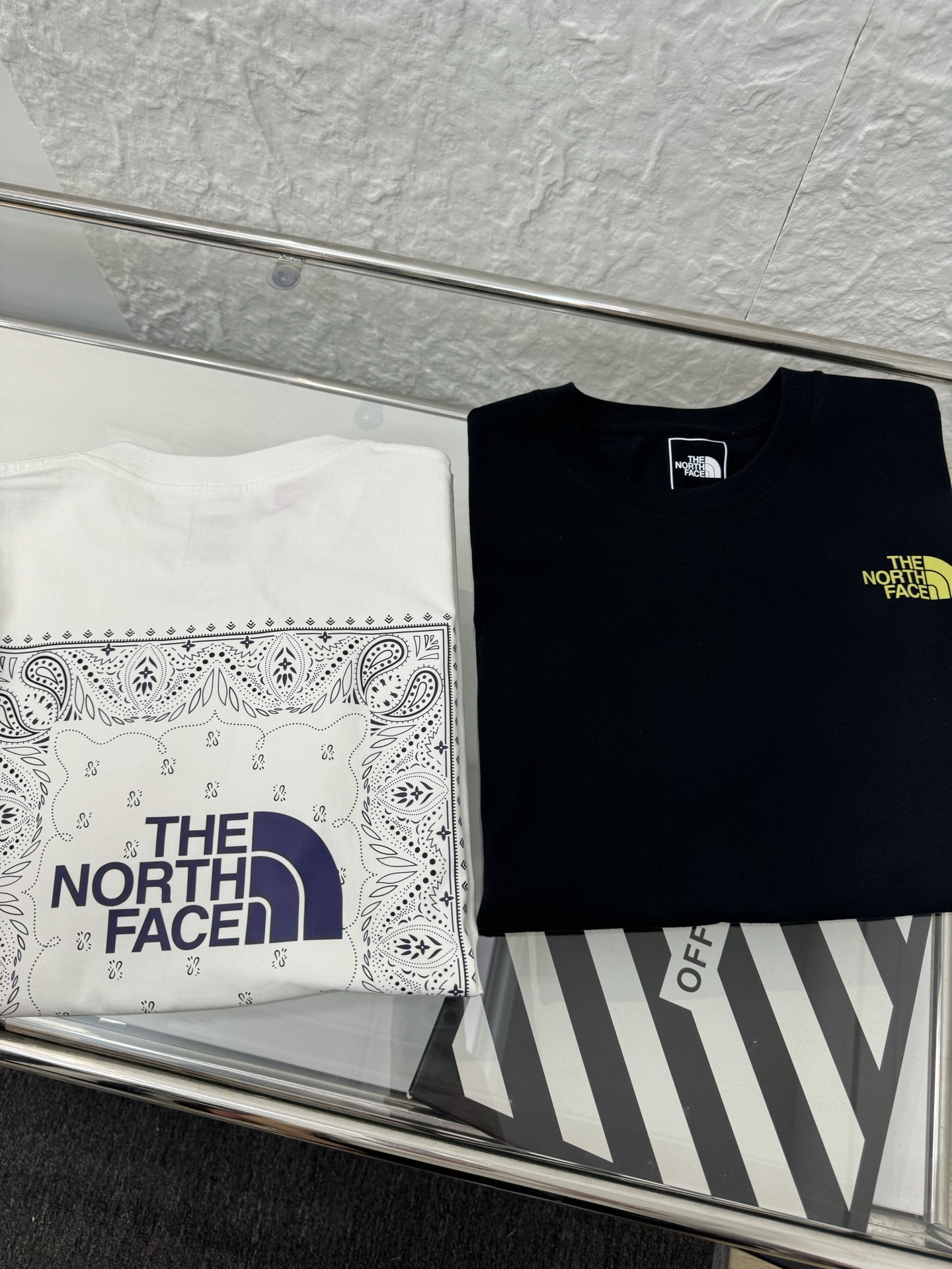 包邮 ▷ The North Face 北面 25SS TNF后背腰果花印花男女情侣圆领短袖T恤 - 小红书热门爆款,明星网红同款穿搭,男女日常通勤穿搭必备单品! - 高品质260克高克重双纱面料,亲肤透气不起球,印花采用进口浆料,时尚又个性,超级洋气的一款,强烈推荐单品,宽松版型休闲舒适不挑人,日常都很实穿时髦百搭~ - 不挑年龄,不挑身材,不挑性别,情侣百搭款式,可机洗,不掉色,耐撕扯,所有细节均为原相机实拍,放心入手! color :黑色 白色 ▁尺码表▁ M: 胸围100 衣长68 肩宽44 L : 胸围106 衣长70 肩宽46 XL: 胸围112 衣长72 肩宽48 2XL:胸围118 衣长74 肩宽50 3XL:胸围124 衣长76 肩宽52 体重: 100斤-125斤 推荐穿M码 125斤-150斤 推荐穿L码 150斤-170斤 推荐穿XL码 170斤-190斤 推荐穿2XL码 190斤-210斤 推荐穿3XL码 温馨提示:手工测量,存在1-3cm误差实属正常,请以实物为准!