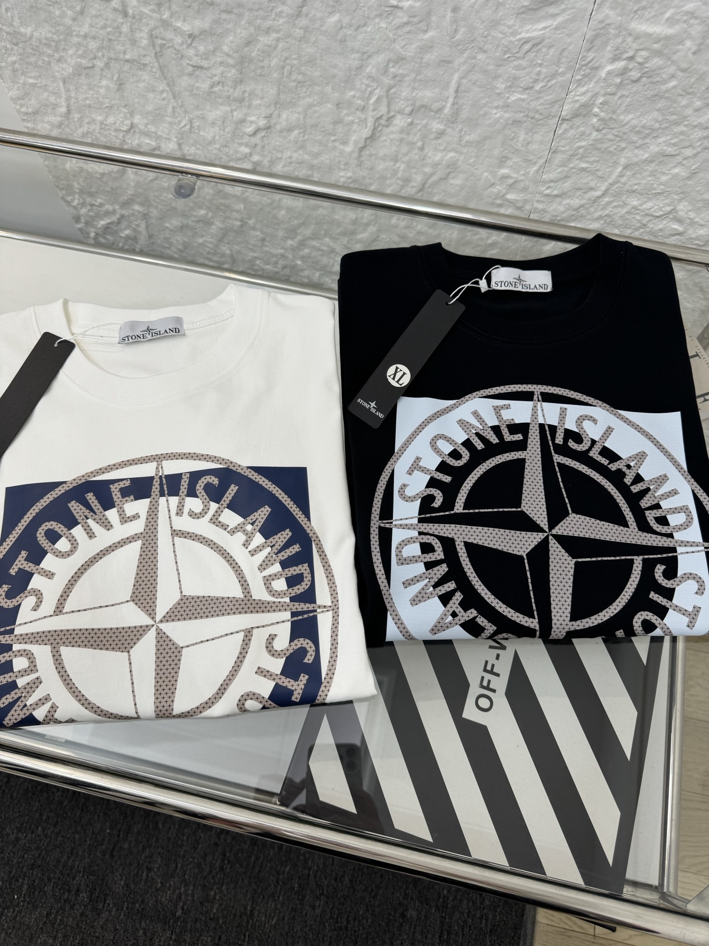 💰155包邮
▷ STONE ISLAND 石头岛 25SS胸前罗盘十字徽标印花情侣短袖T恤

    - 小红书热门爆款，明星网红同款穿搭，男女日常通勤穿搭必备单品！

    - 高品质260克高克重双纱面料，亲肤透气不起球，印花采用进口浆料，时尚又个性，超级洋气的一款，强烈推荐单品，宽松版型休闲舒适不挑人，日常都很实穿时髦百搭~

    - 不挑年龄，不挑身材，不挑性别，情侣百搭款式，可机洗，不掉色，耐撕扯，所有细节均为原相机实拍，放心入手！

𝐜𝐨𝐥𝐨𝐫 ：黑色 白色
 𝐒𝐢𝐳𝐞 ：M L XL 2XL 3XL

                 ▁尺码表▁

M： 胸围100    衣长68   肩宽44 
L ：  胸围106    衣长70   肩宽46  
XL： 胸围112    衣长72   肩宽48 
2XL：胸围118   衣长74   肩宽50  
3XL：胸围124   衣长76   肩宽52  

体重： 100斤-125斤 推荐穿M码
          125斤-150斤 推荐穿L码
          150斤-170斤 推荐穿XL码
          170斤-190斤 推荐穿2XL码
          190斤-210斤 推荐穿3XL码

温馨提示：手工测量，存在1-3cm误差实属正常，请以实物为准！