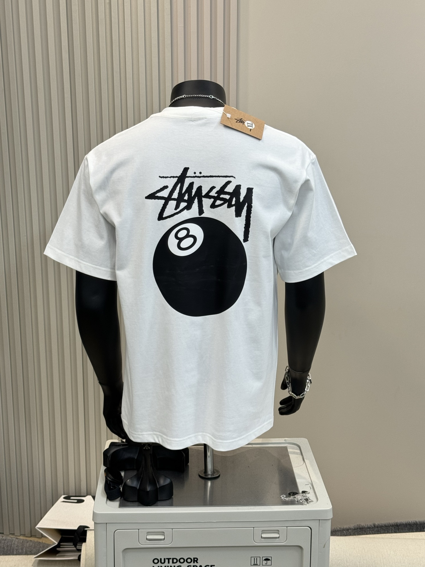 💰105包邮
▷ Stussy 斯图西 25SS 经典黑8印花男女情侣短袖T恤

    - 小红书热门爆款，明星网红同款穿搭，男女日常通勤穿搭必备单品！

    - 高品质260克高克重双纱面料，亲肤透气不起球，印花采用进口浆料，时尚又个性，超级洋气的一款，强烈推荐单品，宽松版型休闲舒适不挑人，日常都很实穿时髦百搭~

    - 不挑年龄，不挑身材，不挑性别，情侣百搭款式，可机洗，不掉色，耐撕扯，所有细节均为原相机实拍，放心入手！

𝐜𝐨𝐥𝐨𝐫 ：黑色 白色
 𝐒𝐢𝐳𝐞 ：M L XL 2XL 3XL

                 ▁尺码表▁

M： 胸围100    衣长68   肩宽44 
L ：  胸围106    衣长70   肩宽46  
XL： 胸围112    衣长72   肩宽48 
2XL：胸围118   衣长74   肩宽50  
3XL：胸围124   衣长76   肩宽52  

体重： 100斤-125斤 推荐穿M码
          125斤-150斤 推荐穿L码
          150斤-170斤 推荐穿XL码
          170斤-190斤 推荐穿2XL码
          190斤-210斤 推荐穿3XL码

温馨提示：手工测量，存在1-3cm误差实属正常，请以实物为准！