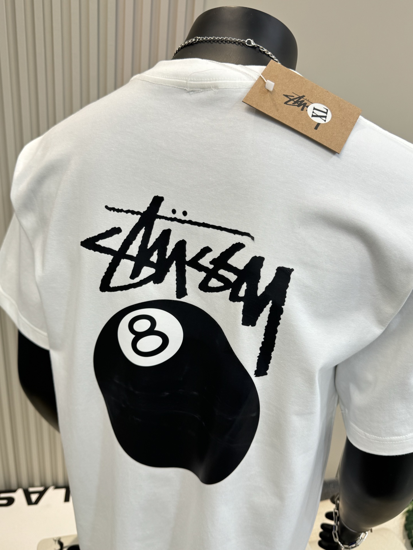 💰105包邮
▷ Stussy 斯图西 25SS 经典黑8印花男女情侣短袖T恤

    - 小红书热门爆款，明星网红同款穿搭，男女日常通勤穿搭必备单品！

    - 高品质260克高克重双纱面料，亲肤透气不起球，印花采用进口浆料，时尚又个性，超级洋气的一款，强烈推荐单品，宽松版型休闲舒适不挑人，日常都很实穿时髦百搭~

    - 不挑年龄，不挑身材，不挑性别，情侣百搭款式，可机洗，不掉色，耐撕扯，所有细节均为原相机实拍，放心入手！

𝐜𝐨𝐥𝐨𝐫 ：黑色 白色
 𝐒𝐢𝐳𝐞 ：M L XL 2XL 3XL

                 ▁尺码表▁

M： 胸围100    衣长68   肩宽44 
L ：  胸围106    衣长70   肩宽46  
XL： 胸围112    衣长72   肩宽48 
2XL：胸围118   衣长74   肩宽50  
3XL：胸围124   衣长76   肩宽52  

体重： 100斤-125斤 推荐穿M码
          125斤-150斤 推荐穿L码
          150斤-170斤 推荐穿XL码
          170斤-190斤 推荐穿2XL码
          190斤-210斤 推荐穿3XL码

温馨提示：手工测量，存在1-3cm误差实属正常，请以实物为准！