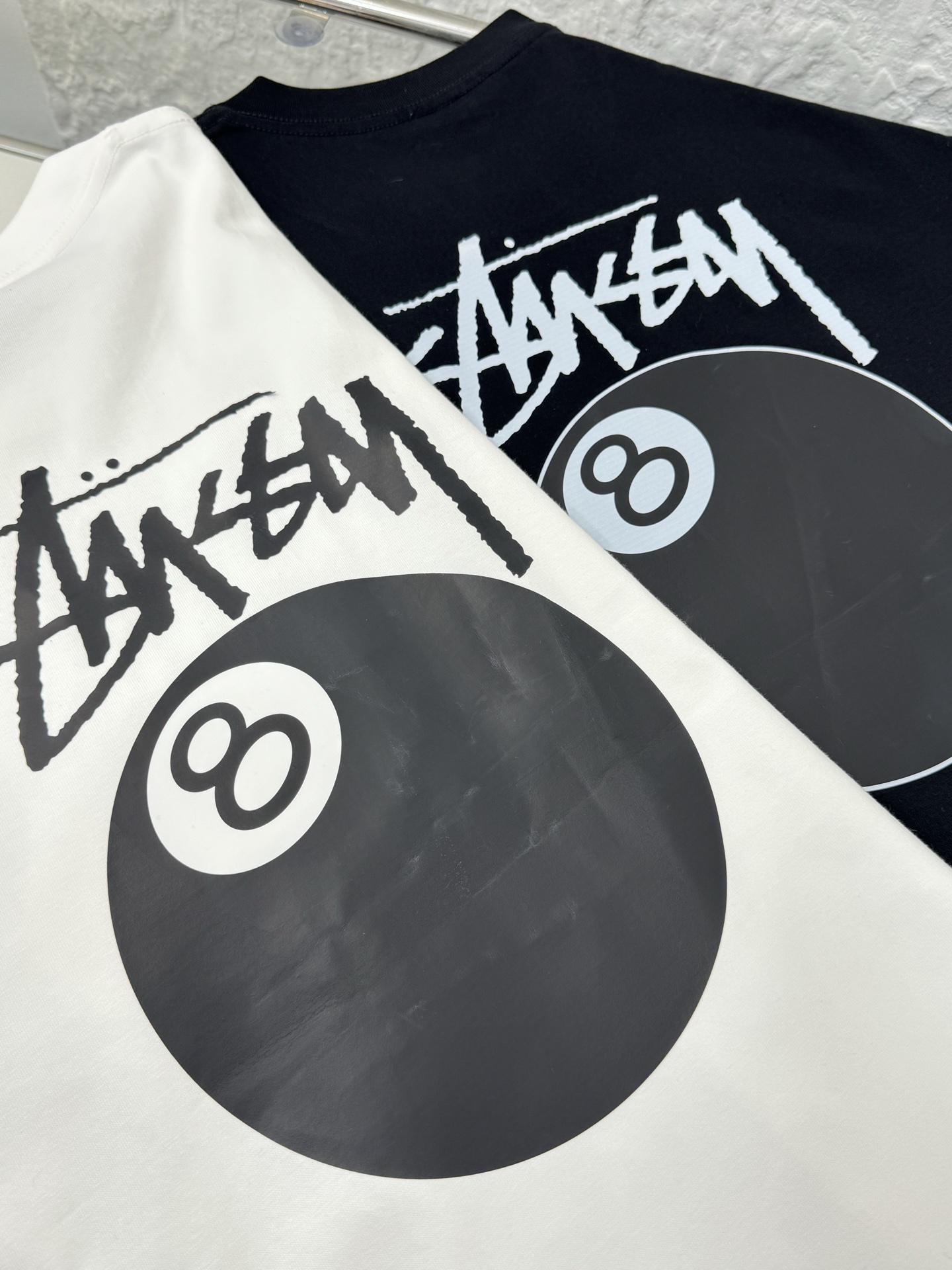 💰105包邮
▷ Stussy 斯图西 25SS 经典黑8印花男女情侣短袖T恤

    - 小红书热门爆款，明星网红同款穿搭，男女日常通勤穿搭必备单品！

    - 高品质260克高克重双纱面料，亲肤透气不起球，印花采用进口浆料，时尚又个性，超级洋气的一款，强烈推荐单品，宽松版型休闲舒适不挑人，日常都很实穿时髦百搭~

    - 不挑年龄，不挑身材，不挑性别，情侣百搭款式，可机洗，不掉色，耐撕扯，所有细节均为原相机实拍，放心入手！

𝐜𝐨𝐥𝐨𝐫 ：黑色 白色
 𝐒𝐢𝐳𝐞 ：M L XL 2XL 3XL

                 ▁尺码表▁

M： 胸围100    衣长68   肩宽44 
L ：  胸围106    衣长70   肩宽46  
XL： 胸围112    衣长72   肩宽48 
2XL：胸围118   衣长74   肩宽50  
3XL：胸围124   衣长76   肩宽52  

体重： 100斤-125斤 推荐穿M码
          125斤-150斤 推荐穿L码
          150斤-170斤 推荐穿XL码
          170斤-190斤 推荐穿2XL码
          190斤-210斤 推荐穿3XL码

温馨提示：手工测量，存在1-3cm误差实属正常，请以实物为准！