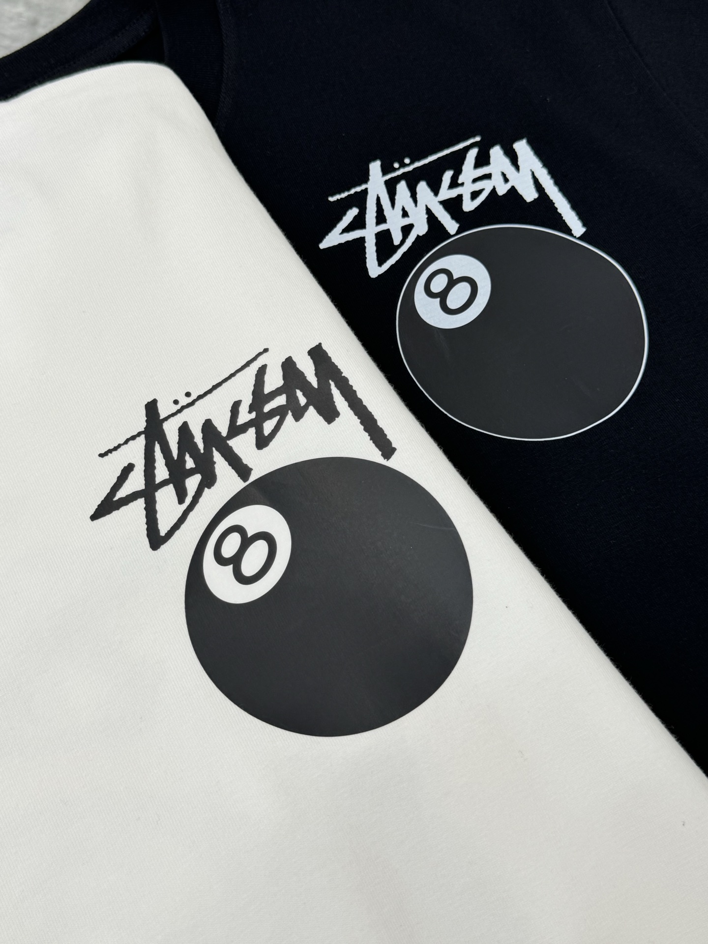 💰105包邮
▷ Stussy 斯图西 25SS 经典黑8印花男女情侣短袖T恤

    - 小红书热门爆款，明星网红同款穿搭，男女日常通勤穿搭必备单品！

    - 高品质260克高克重双纱面料，亲肤透气不起球，印花采用进口浆料，时尚又个性，超级洋气的一款，强烈推荐单品，宽松版型休闲舒适不挑人，日常都很实穿时髦百搭~

    - 不挑年龄，不挑身材，不挑性别，情侣百搭款式，可机洗，不掉色，耐撕扯，所有细节均为原相机实拍，放心入手！

𝐜𝐨𝐥𝐨𝐫 ：黑色 白色
 𝐒𝐢𝐳𝐞 ：M L XL 2XL 3XL

                 ▁尺码表▁

M： 胸围100    衣长68   肩宽44 
L ：  胸围106    衣长70   肩宽46  
XL： 胸围112    衣长72   肩宽48 
2XL：胸围118   衣长74   肩宽50  
3XL：胸围124   衣长76   肩宽52  

体重： 100斤-125斤 推荐穿M码
          125斤-150斤 推荐穿L码
          150斤-170斤 推荐穿XL码
          170斤-190斤 推荐穿2XL码
          190斤-210斤 推荐穿3XL码

温馨提示：手工测量，存在1-3cm误差实属正常，请以实物为准！