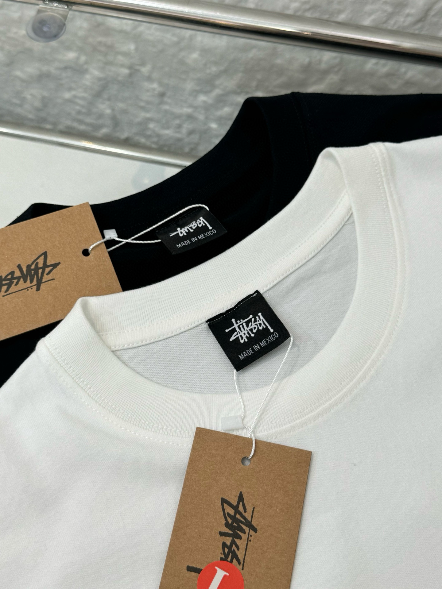 💰105包邮
▷ Stussy 斯图西 25SS 经典黑8印花男女情侣短袖T恤

    - 小红书热门爆款，明星网红同款穿搭，男女日常通勤穿搭必备单品！

    - 高品质260克高克重双纱面料，亲肤透气不起球，印花采用进口浆料，时尚又个性，超级洋气的一款，强烈推荐单品，宽松版型休闲舒适不挑人，日常都很实穿时髦百搭~

    - 不挑年龄，不挑身材，不挑性别，情侣百搭款式，可机洗，不掉色，耐撕扯，所有细节均为原相机实拍，放心入手！

𝐜𝐨𝐥𝐨𝐫 ：黑色 白色
 𝐒𝐢𝐳𝐞 ：M L XL 2XL 3XL

                 ▁尺码表▁

M： 胸围100    衣长68   肩宽44 
L ：  胸围106    衣长70   肩宽46  
XL： 胸围112    衣长72   肩宽48 
2XL：胸围118   衣长74   肩宽50  
3XL：胸围124   衣长76   肩宽52  

体重： 100斤-125斤 推荐穿M码
          125斤-150斤 推荐穿L码
          150斤-170斤 推荐穿XL码
          170斤-190斤 推荐穿2XL码
          190斤-210斤 推荐穿3XL码

温馨提示：手工测量，存在1-3cm误差实属正常，请以实物为准！