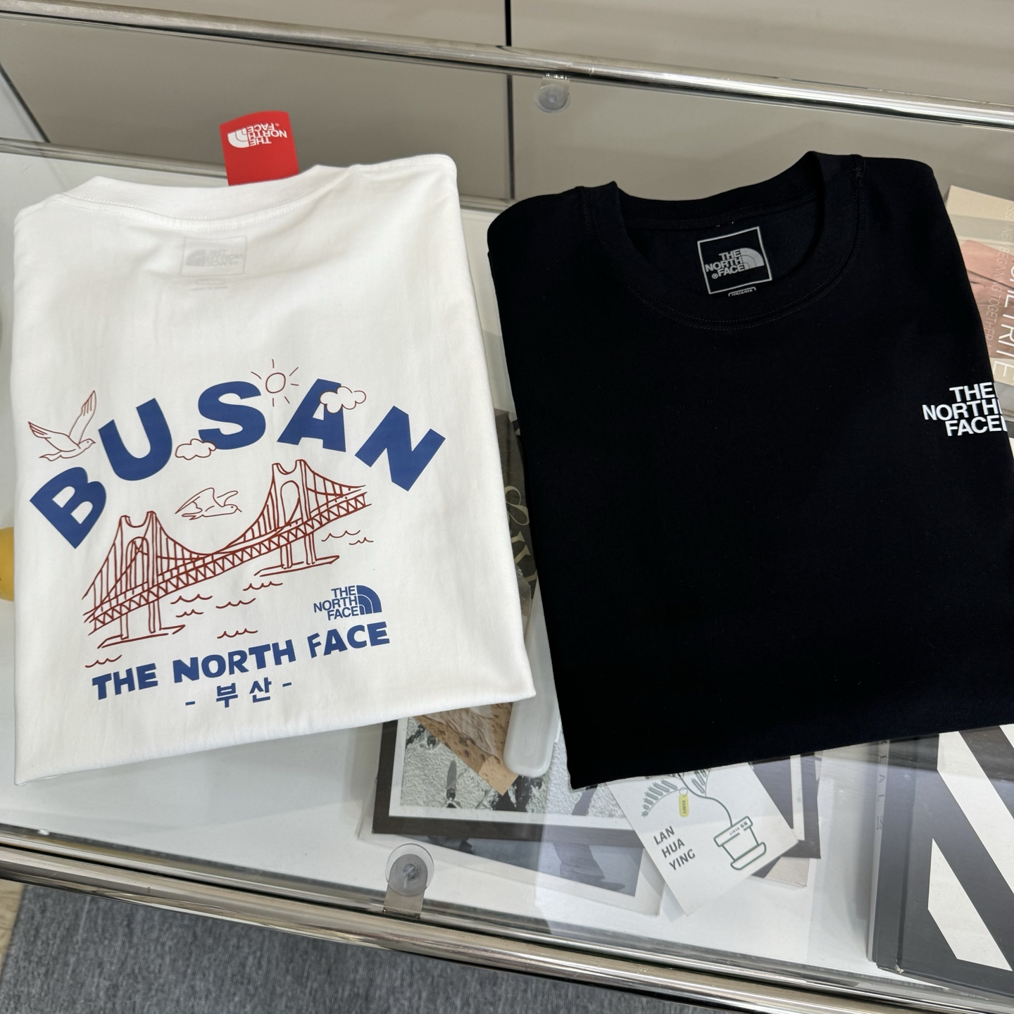 包邮 ▷ The North Face 北面 25SS TNF后背和平鸽印花男女情侣圆领短袖T恤 - 小红书热门爆款,明星网红同款穿搭,男女日常通勤穿搭必备单品! - 高品质260克高克重双纱面料,亲肤透气不起球,印花采用进口浆料,时尚又个性,超级洋气的一款,强烈推荐单品,宽松版型休闲舒适不挑人,日常都很实穿时髦百搭~ - 不挑年龄,不挑身材,不挑性别,情侣百搭款式,可机洗,不掉色,耐撕扯,所有细节均为原相机实拍,放心入手! color :黑色 白色 ▁尺码表▁ M: 胸围100 衣长68 肩宽44 L : 胸围106 衣长70 肩宽46 XL: 胸围112 衣长72 肩宽48 2XL:胸围118 衣长74 肩宽50 3XL:胸围124 衣长76 肩宽52 体重: 100斤-125斤 推荐穿M码 125斤-150斤 推荐穿L码 150斤-170斤 推荐穿XL码 170斤-190斤 推荐穿2XL码 190斤-210斤 推荐穿3XL码 温馨提示:手工测量,存在1-3cm误差实属正常,请以实物为准!