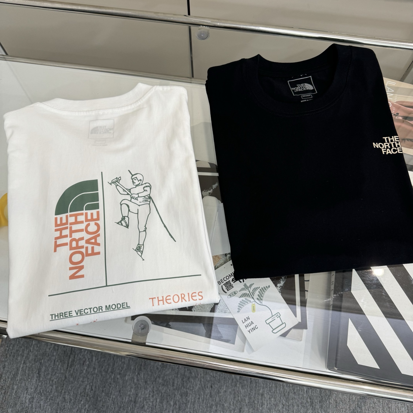 包邮 ▷ The North Face 北面 25SS TNF后背彩色印花男女情侣圆领短袖T恤 - 小红书热门爆款,明星网红同款穿搭,男女日常通勤穿搭必备单品! - 高品质260克高克重双纱面料,亲肤透气不起球,印花采用进口浆料,时尚又个性,超级洋气的一款,强烈推荐单品,宽松版型休闲舒适不挑人,日常都很实穿时髦百搭~ - 不挑年龄,不挑身材,不挑性别,情侣百搭款式,可机洗,不掉色,耐撕扯,所有细节均为原相机实拍,放心入手! color :黑色 白色 ▁尺码表▁ M: 胸围100 衣长68 肩宽44 L : 胸围106 衣长70 肩宽46 XL: 胸围112 衣长72 肩宽48 2XL:胸围118 衣长74 肩宽50 3XL:胸围124 衣长76 肩宽52 体重: 100斤-125斤 推荐穿M码 125斤-150斤 推荐穿L码 150斤-170斤 推荐穿XL码 170斤-190斤 推荐穿2XL码 190斤-210斤 推荐穿3XL码 温馨提示:手工测量,存在1-3cm误差实属正常,请以实物为准!